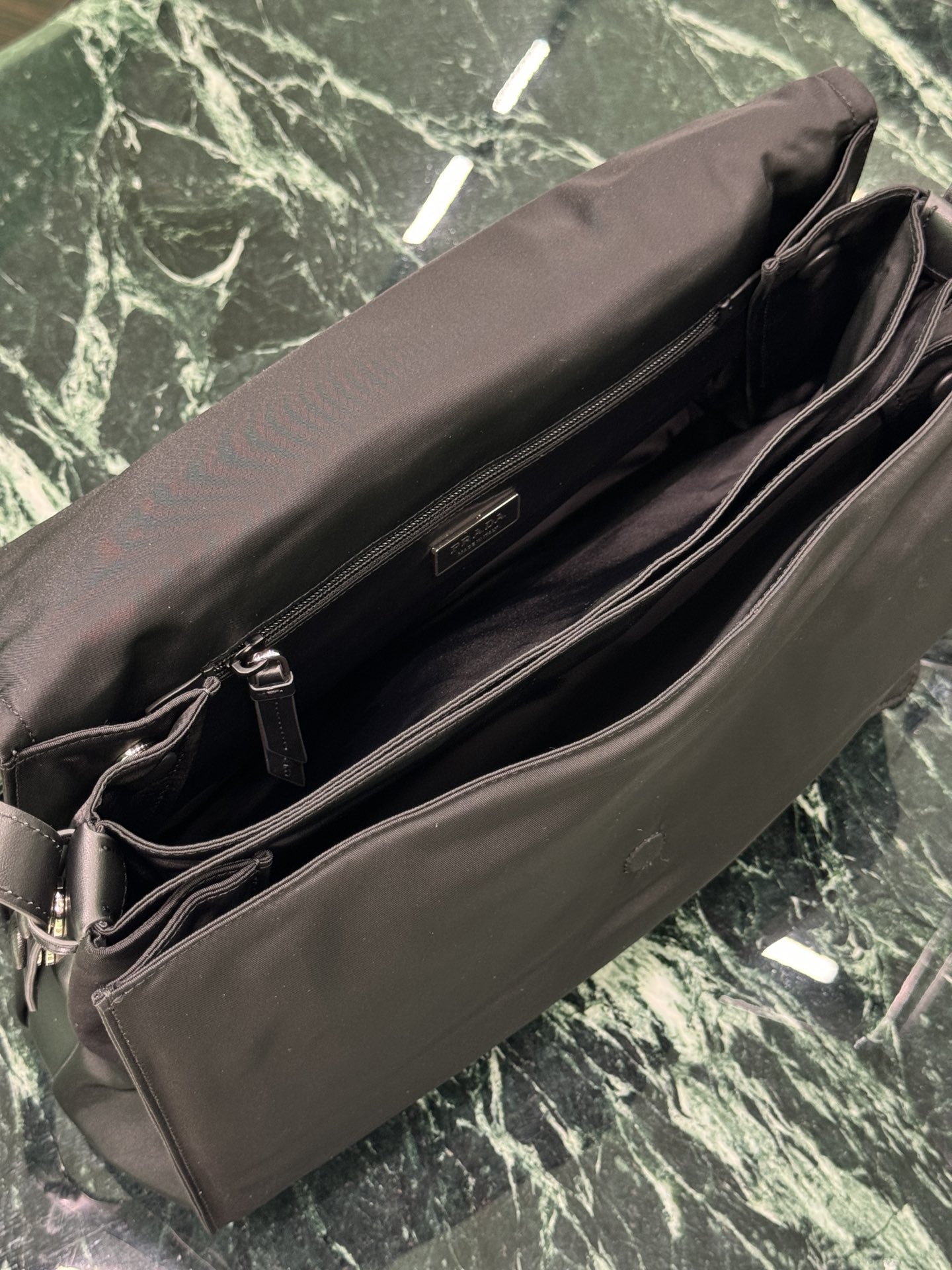 普拉达 PRADA Re-Nylon 复古三角形 邮差包 单肩包 斜挎包 黑色 F0 1BD256_2DLN_F0002_V_OOO