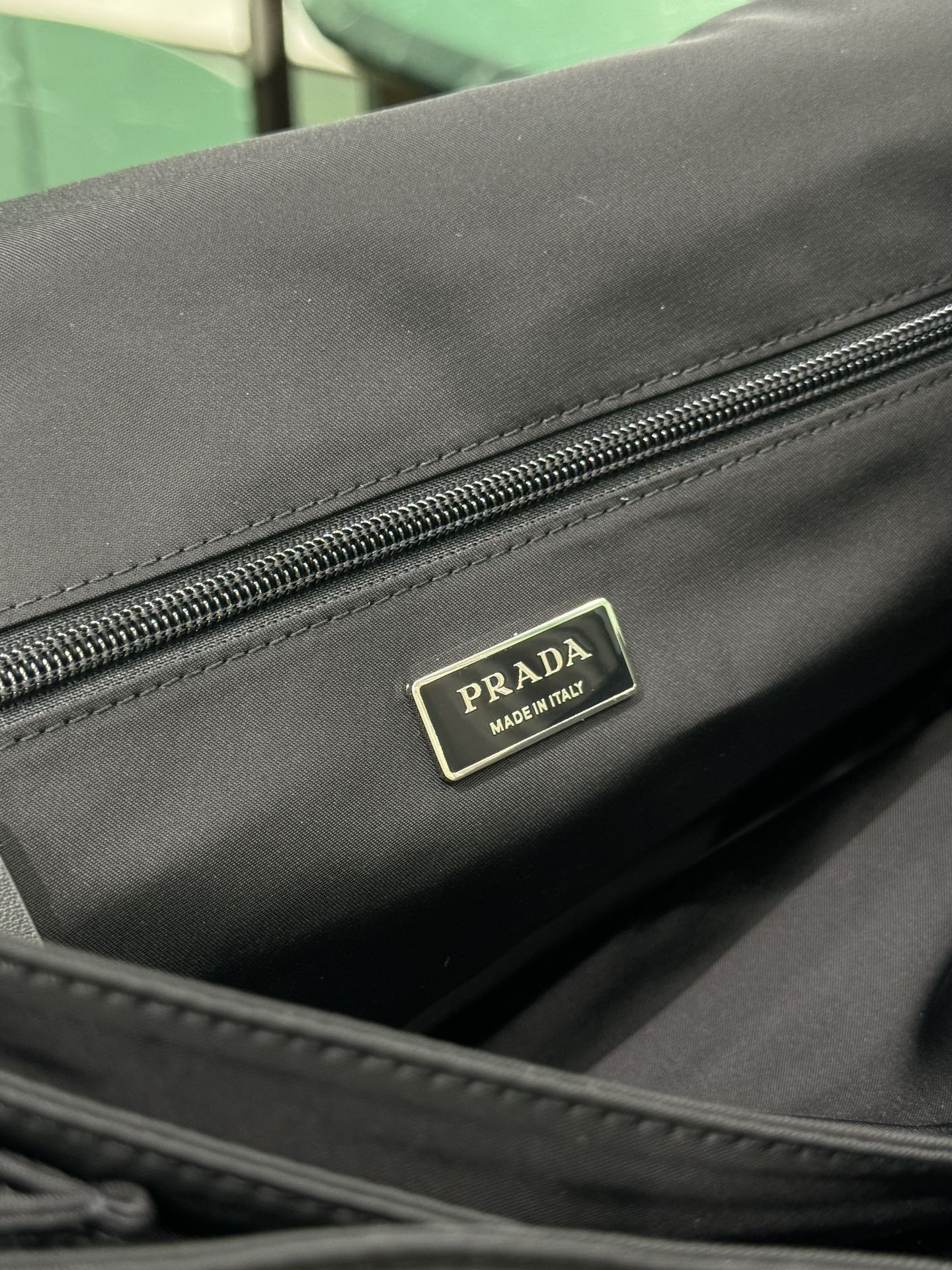 普拉达 PRADA Re-Nylon 复古三角形 邮差包 单肩包 斜挎包 黑色 F0 1BD256_2DLN_F0002_V_OOO