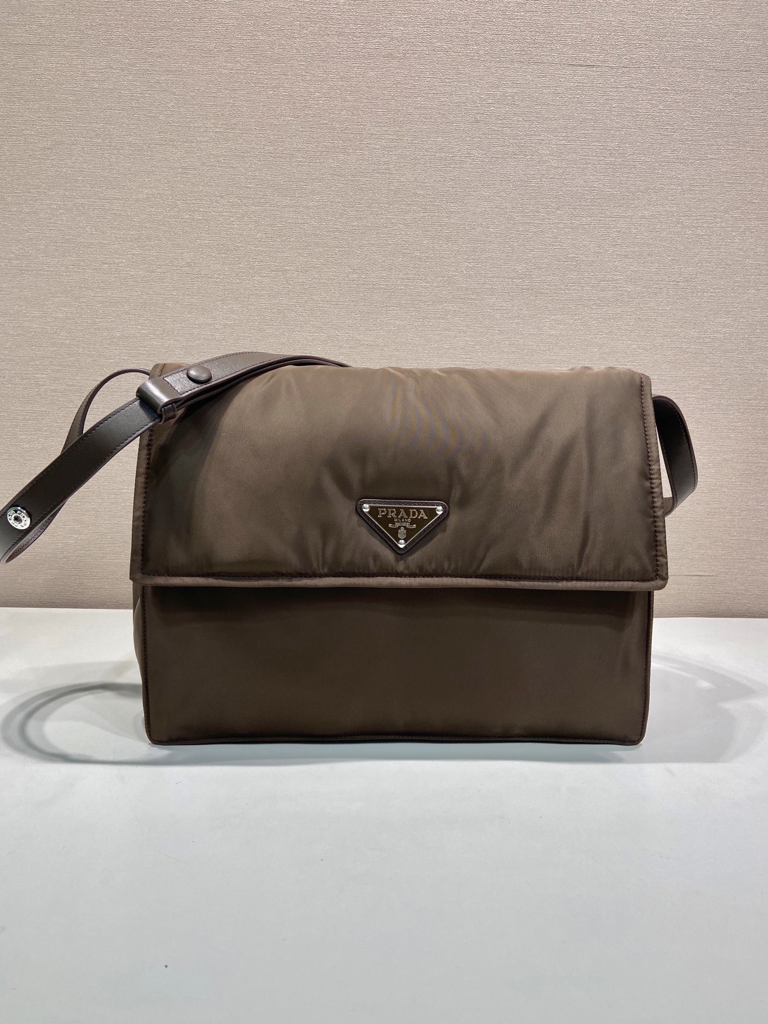 普拉达 PRADA Re-Nylon 复古三角形 邮差包 单肩包 斜挎包 棕色 F0 1BD256