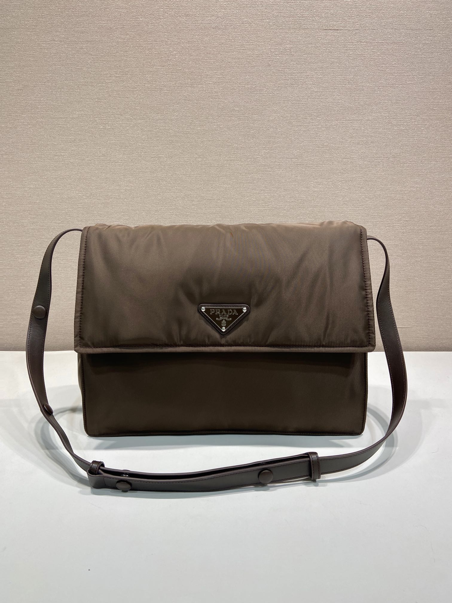 普拉达 PRADA Re-Nylon 复古三角形 邮差包 单肩包 斜挎包 棕色 F0 1BD256