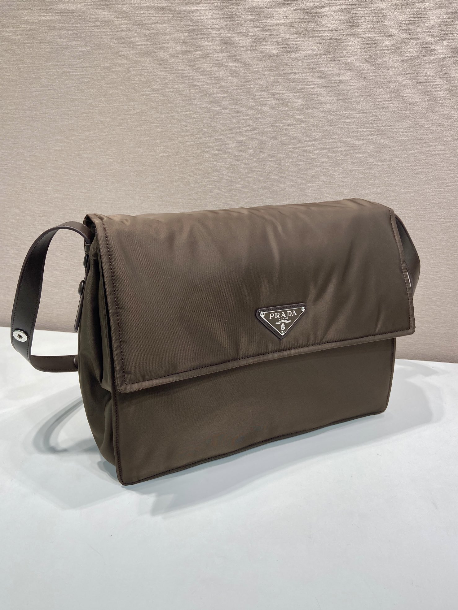 普拉达 PRADA Re-Nylon 复古三角形 邮差包 单肩包 斜挎包 棕色 F0 1BD256