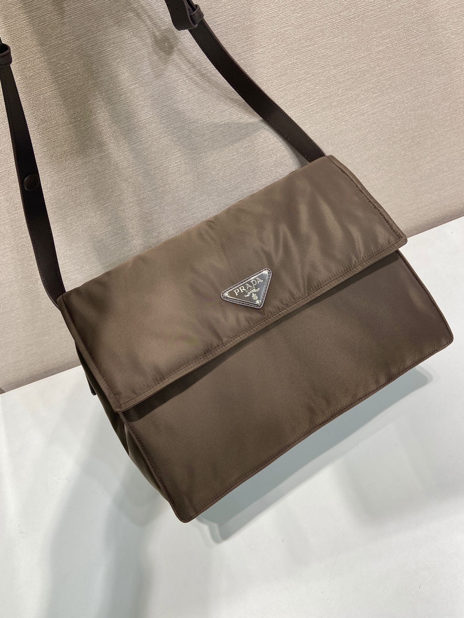 普拉达 PRADA Re-Nylon 复古三角形 邮差包 单肩包 斜挎包 棕色 F0 1BD256