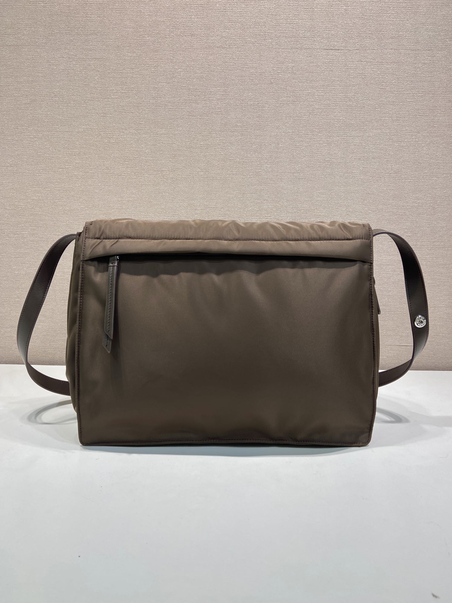 普拉达 PRADA Re-Nylon 复古三角形 邮差包 单肩包 斜挎包 棕色 F0 1BD256