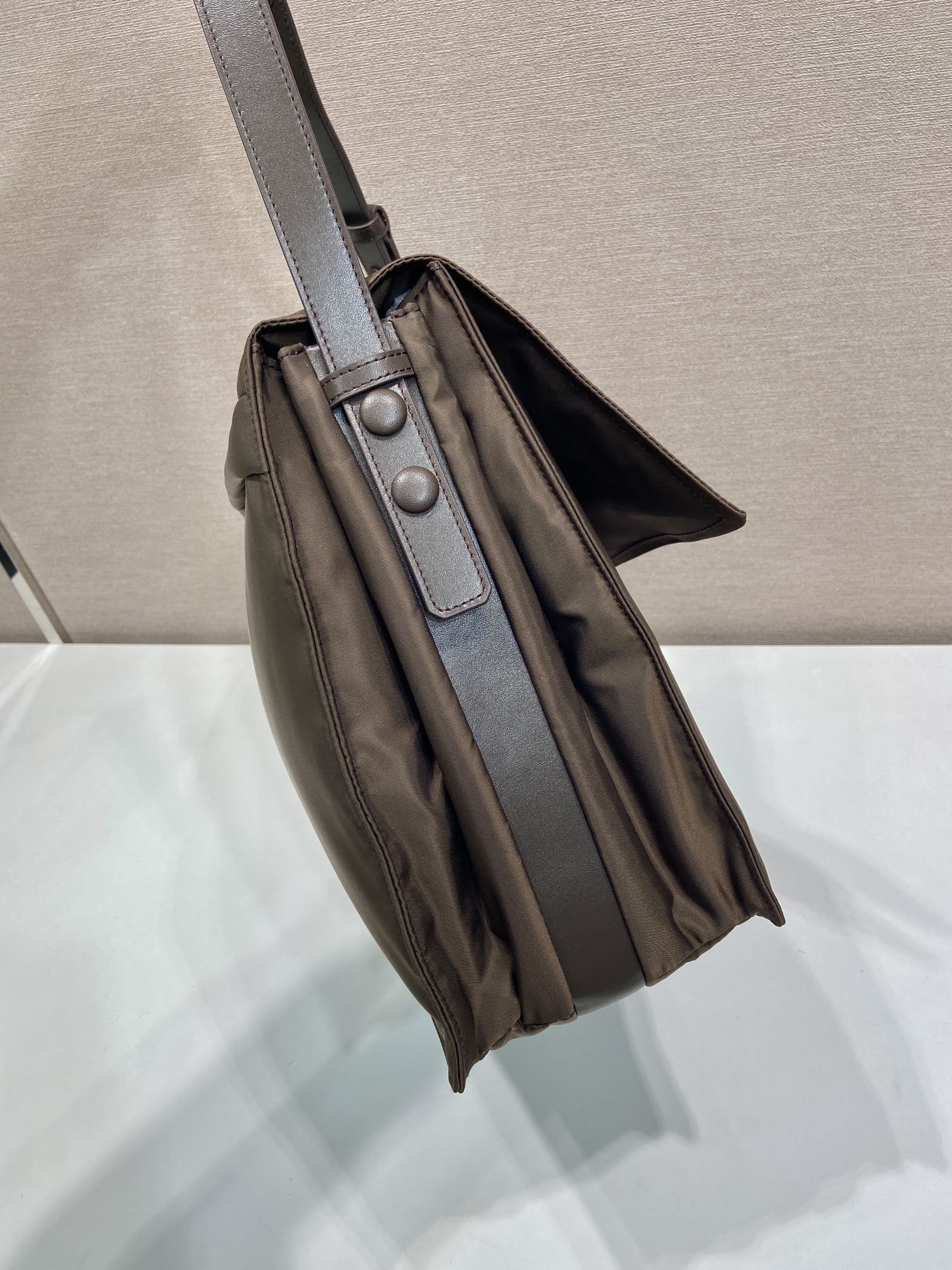普拉达 PRADA Re-Nylon 复古三角形 邮差包 单肩包 斜挎包 棕色 F0 1BD256