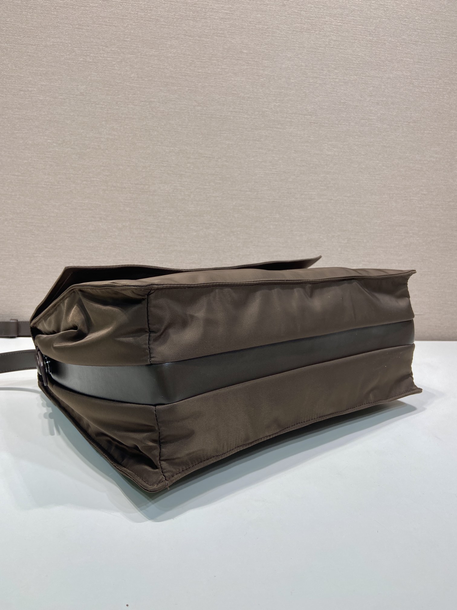 普拉达 PRADA Re-Nylon 复古三角形 邮差包 单肩包 斜挎包 棕色 F0 1BD256