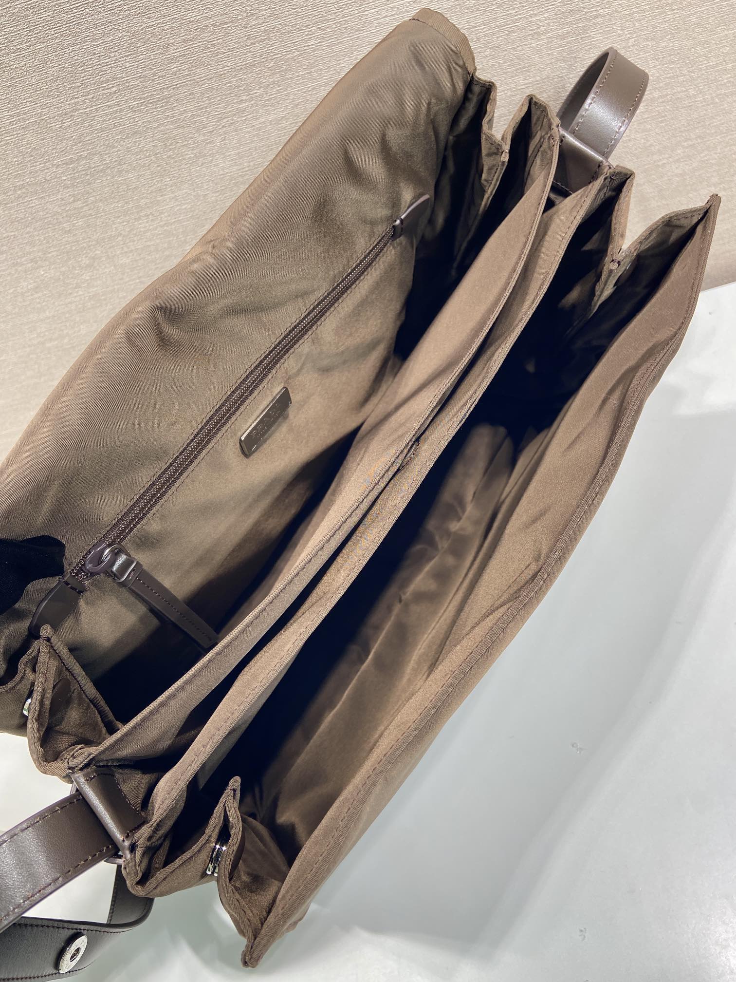 普拉达 PRADA Re-Nylon 复古三角形 邮差包 单肩包 斜挎包 棕色 F0 1BD256