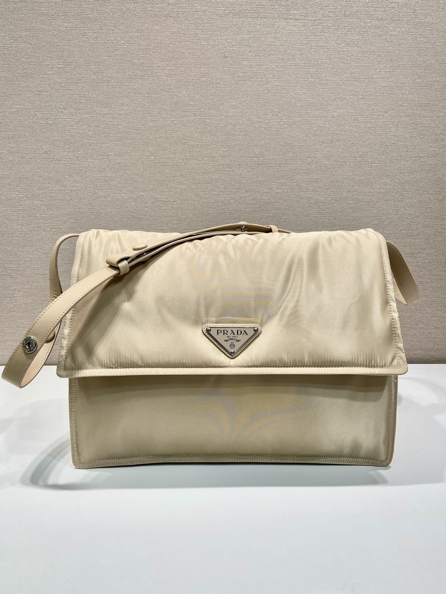 普拉达 PRADA Re-Nylon 复古三角形 邮差包 单肩包 斜挎包 卡其色 F0 1BD256