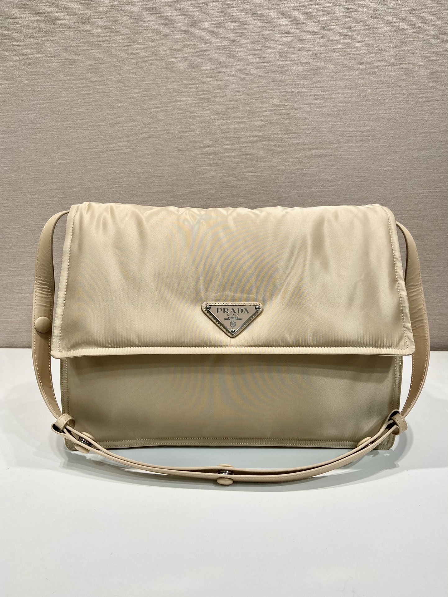 普拉达 PRADA Re-Nylon 复古三角形 邮差包 单肩包 斜挎包 卡其色 F0 1BD256