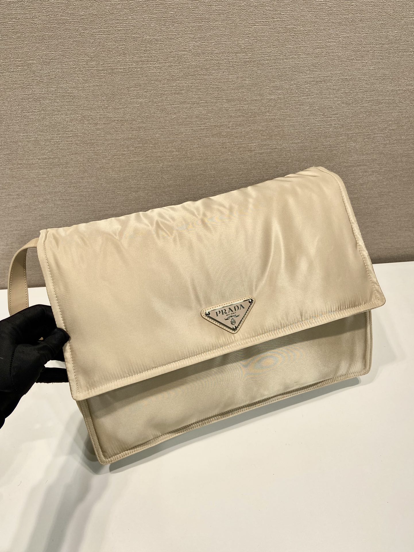 普拉达 PRADA Re-Nylon 复古三角形 邮差包 单肩包 斜挎包 卡其色 F0 1BD256