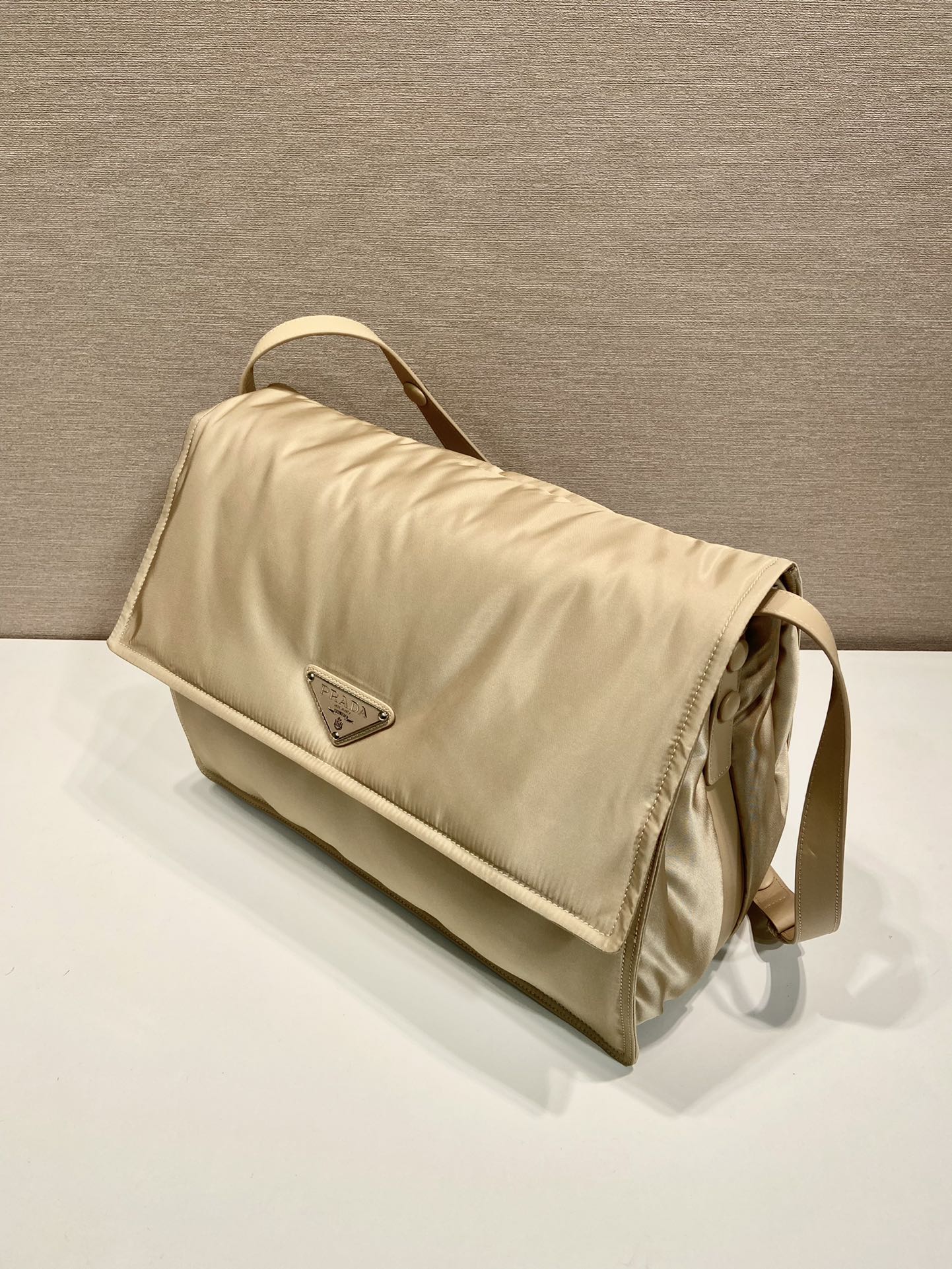 普拉达 PRADA Re-Nylon 复古三角形 邮差包 单肩包 斜挎包 卡其色 F0 1BD256
