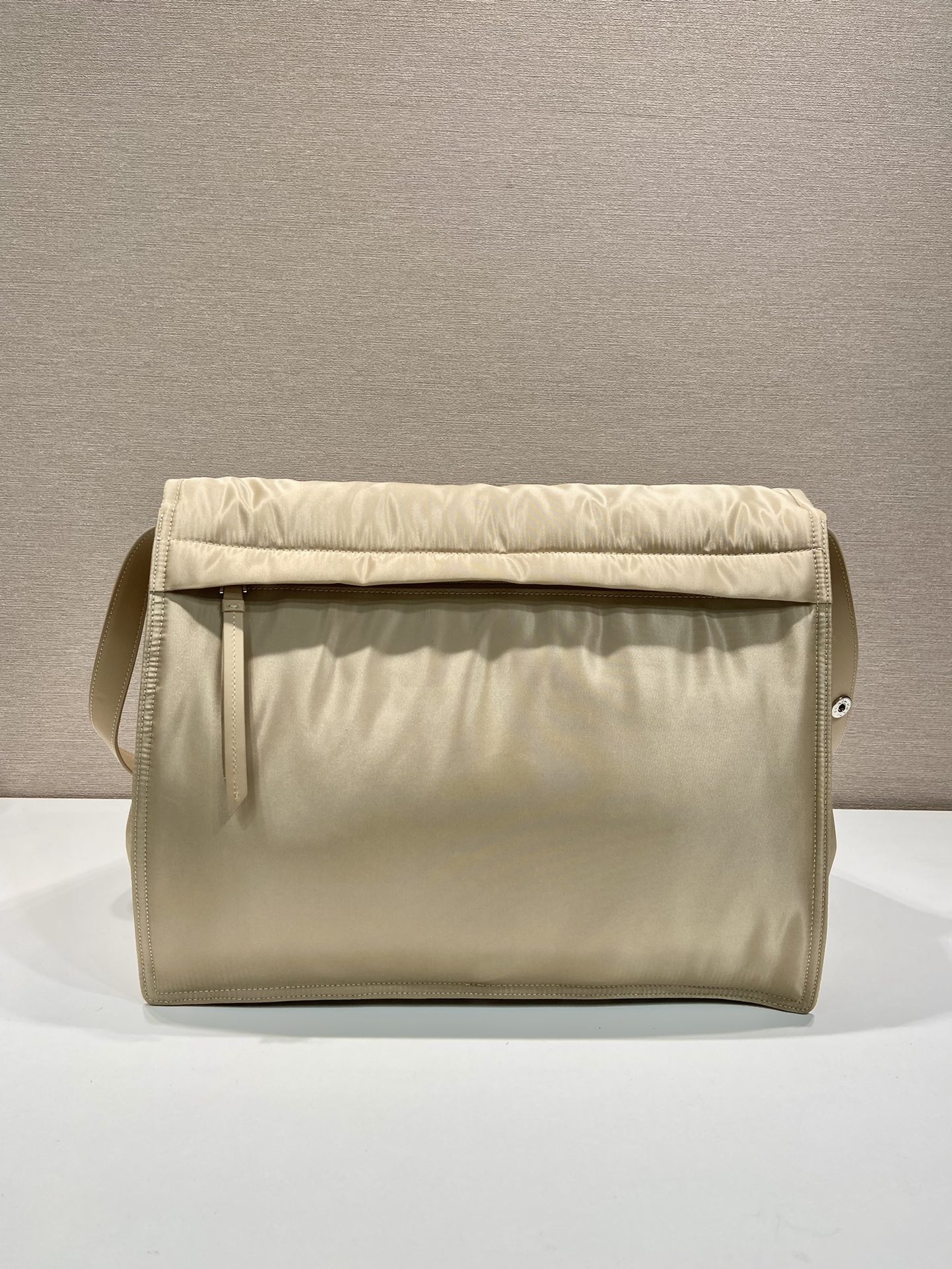 普拉达 PRADA Re-Nylon 复古三角形 邮差包 单肩包 斜挎包 卡其色 F0 1BD256