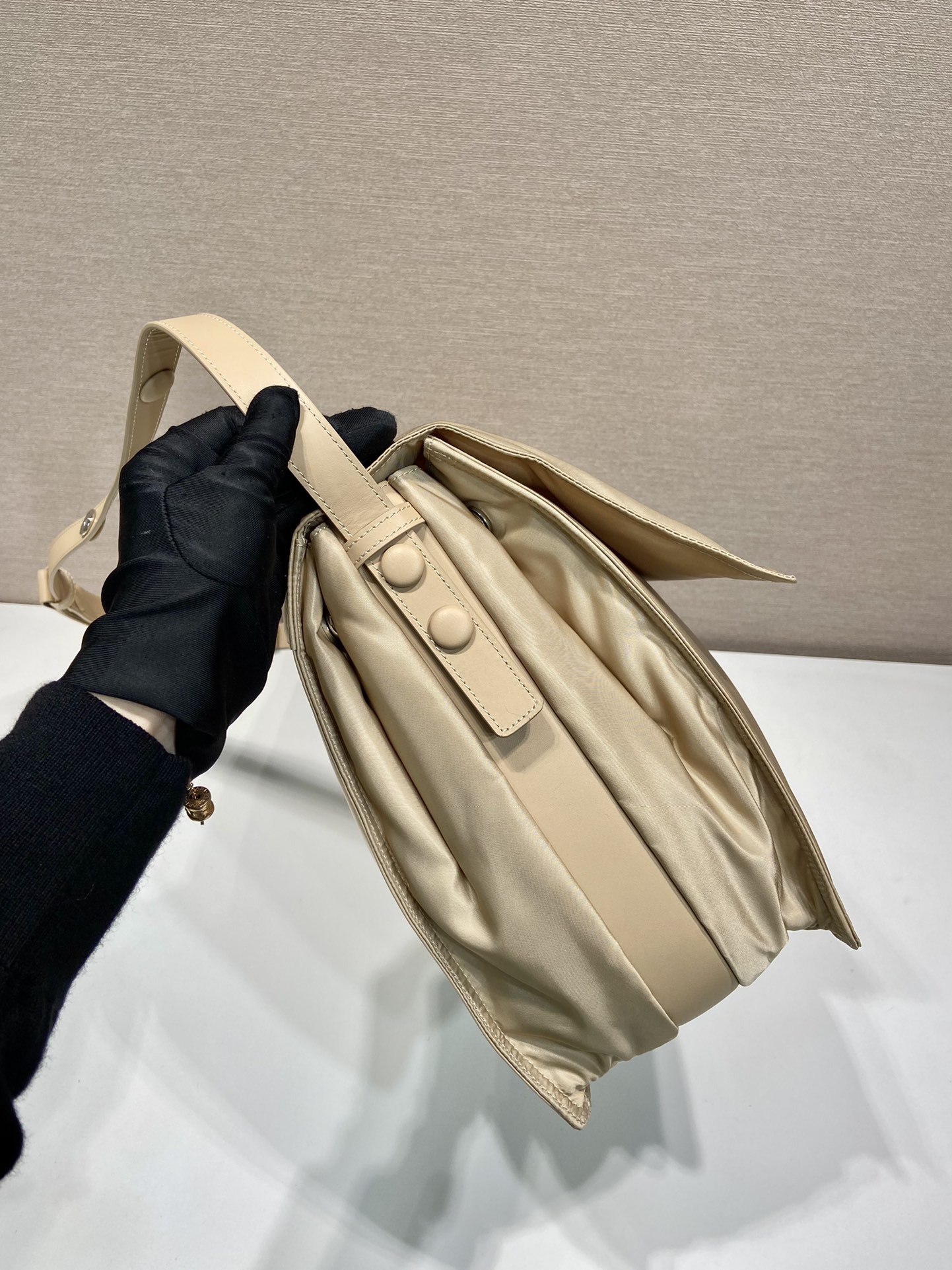 普拉达 PRADA Re-Nylon 复古三角形 邮差包 单肩包 斜挎包 卡其色 F0 1BD256