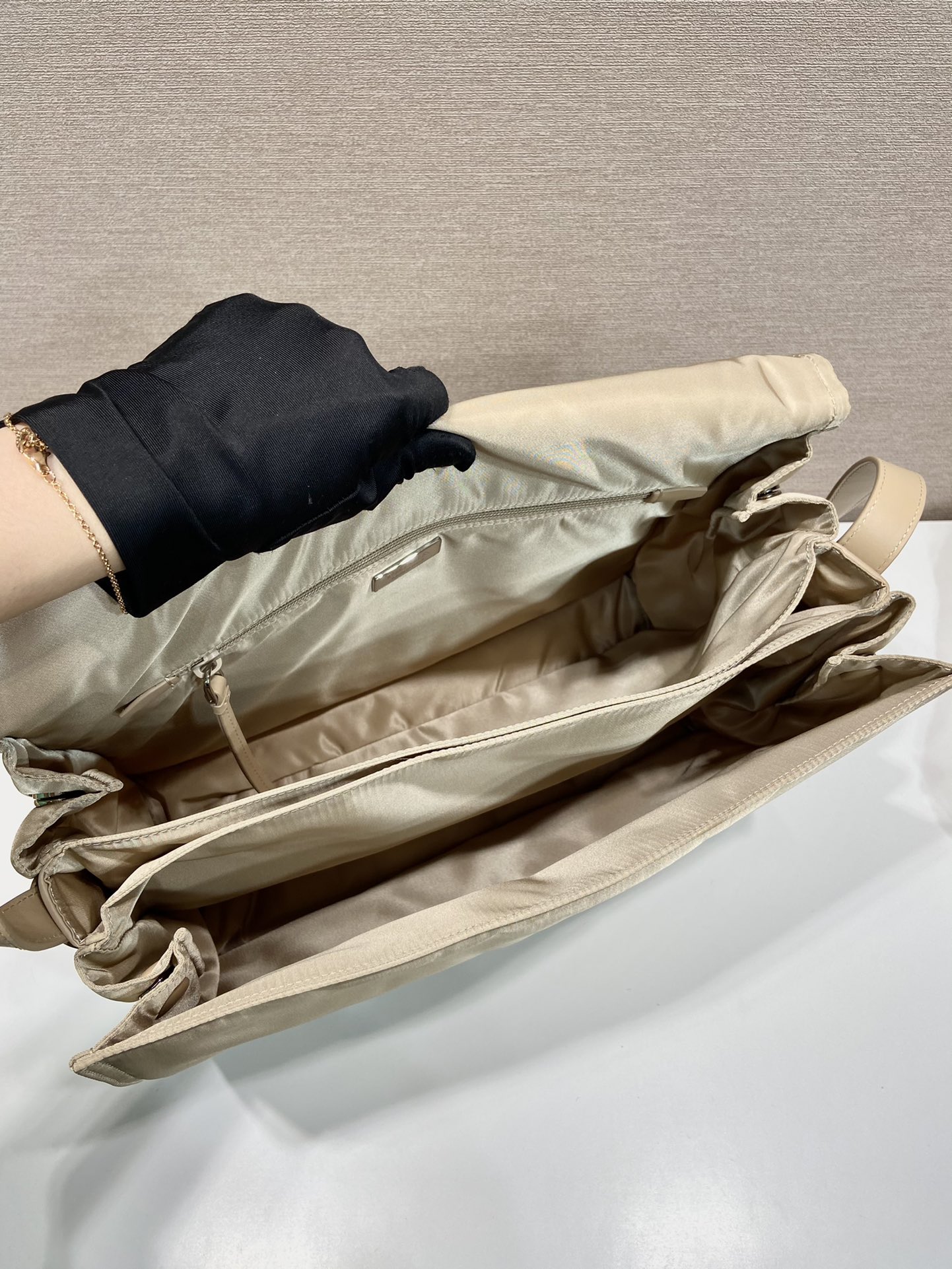 普拉达 PRADA Re-Nylon 复古三角形 邮差包 单肩包 斜挎包 卡其色 F0 1BD256