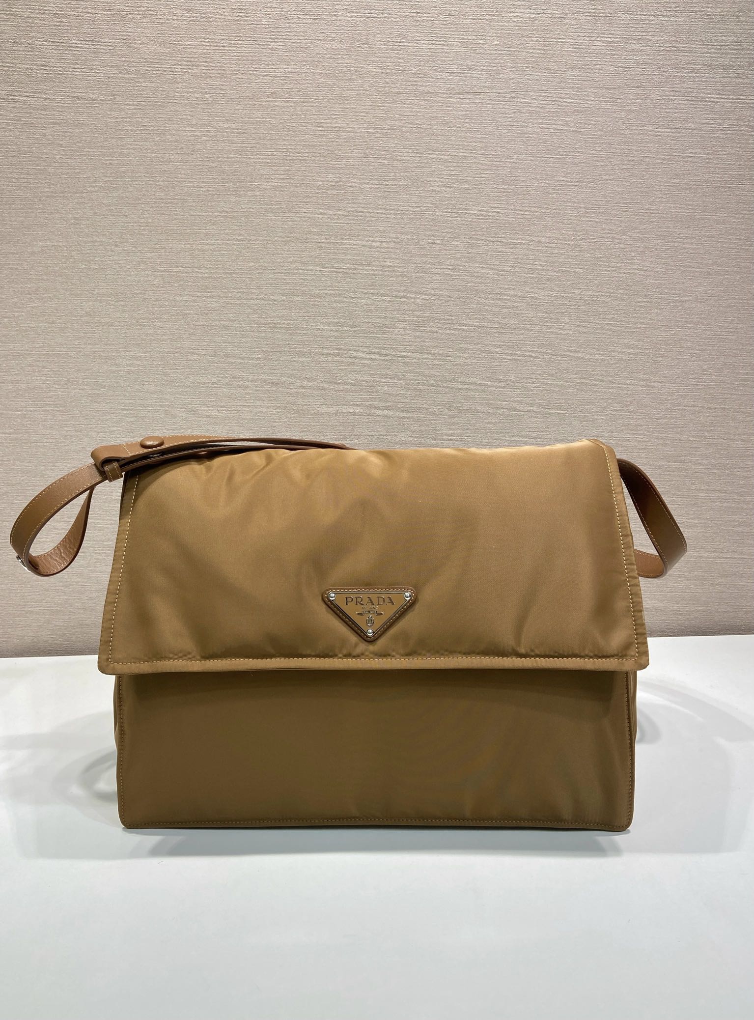 普拉达 PRADA Re-Nylon 复古三角形 邮差包 单肩包 斜挎包 驼棕色 F0 1BD256