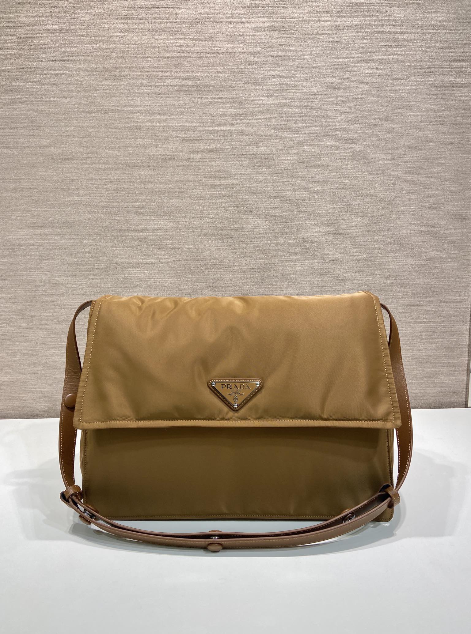 普拉达 PRADA Re-Nylon 复古三角形 邮差包 单肩包 斜挎包 驼棕色 F0 1BD256