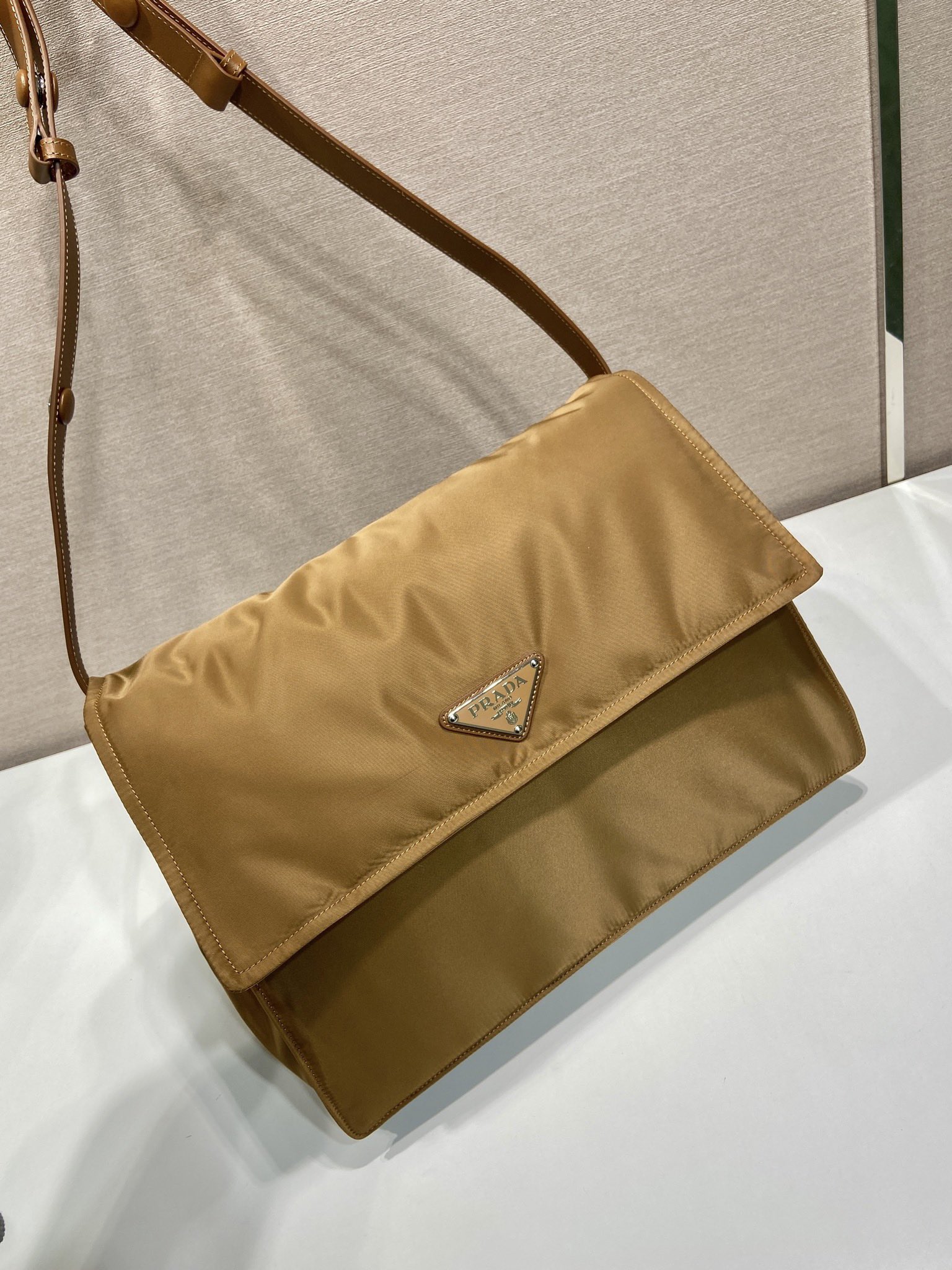 普拉达 PRADA Re-Nylon 复古三角形 邮差包 单肩包 斜挎包 驼棕色 F0 1BD256