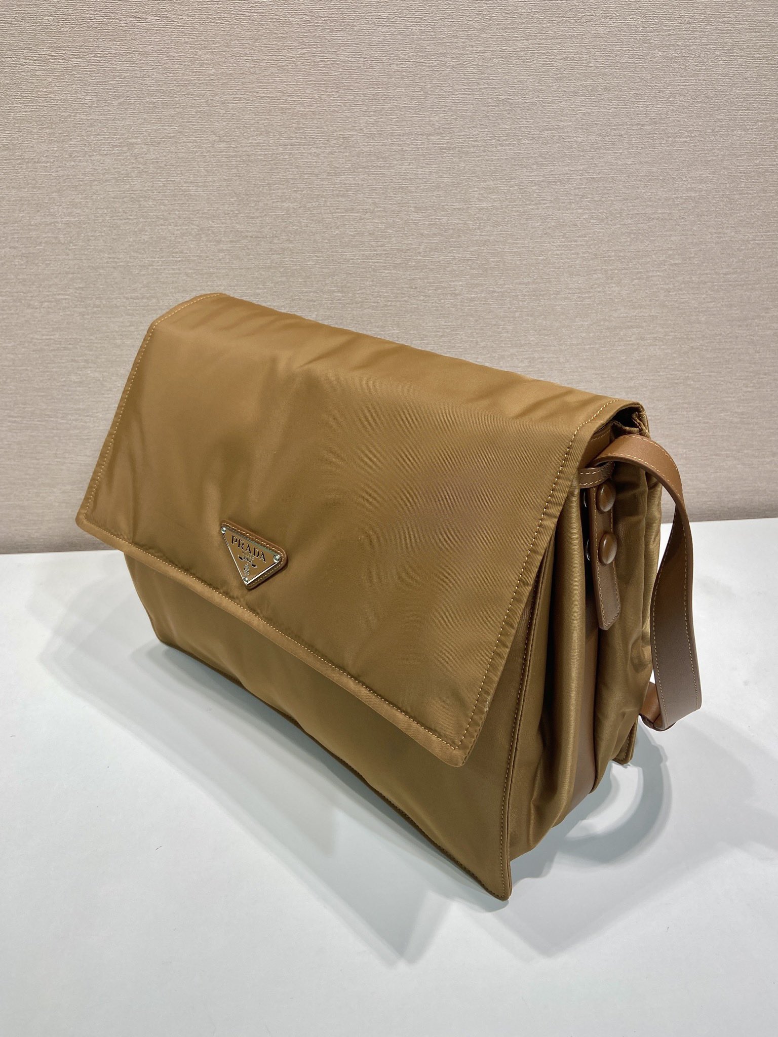 普拉达 PRADA Re-Nylon 复古三角形 邮差包 单肩包 斜挎包 驼棕色 F0 1BD256