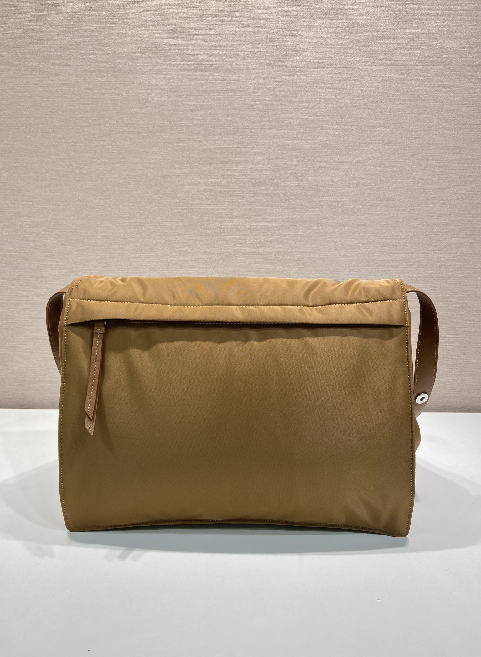普拉达 PRADA Re-Nylon 复古三角形 邮差包 单肩包 斜挎包 驼棕色 F0 1BD256