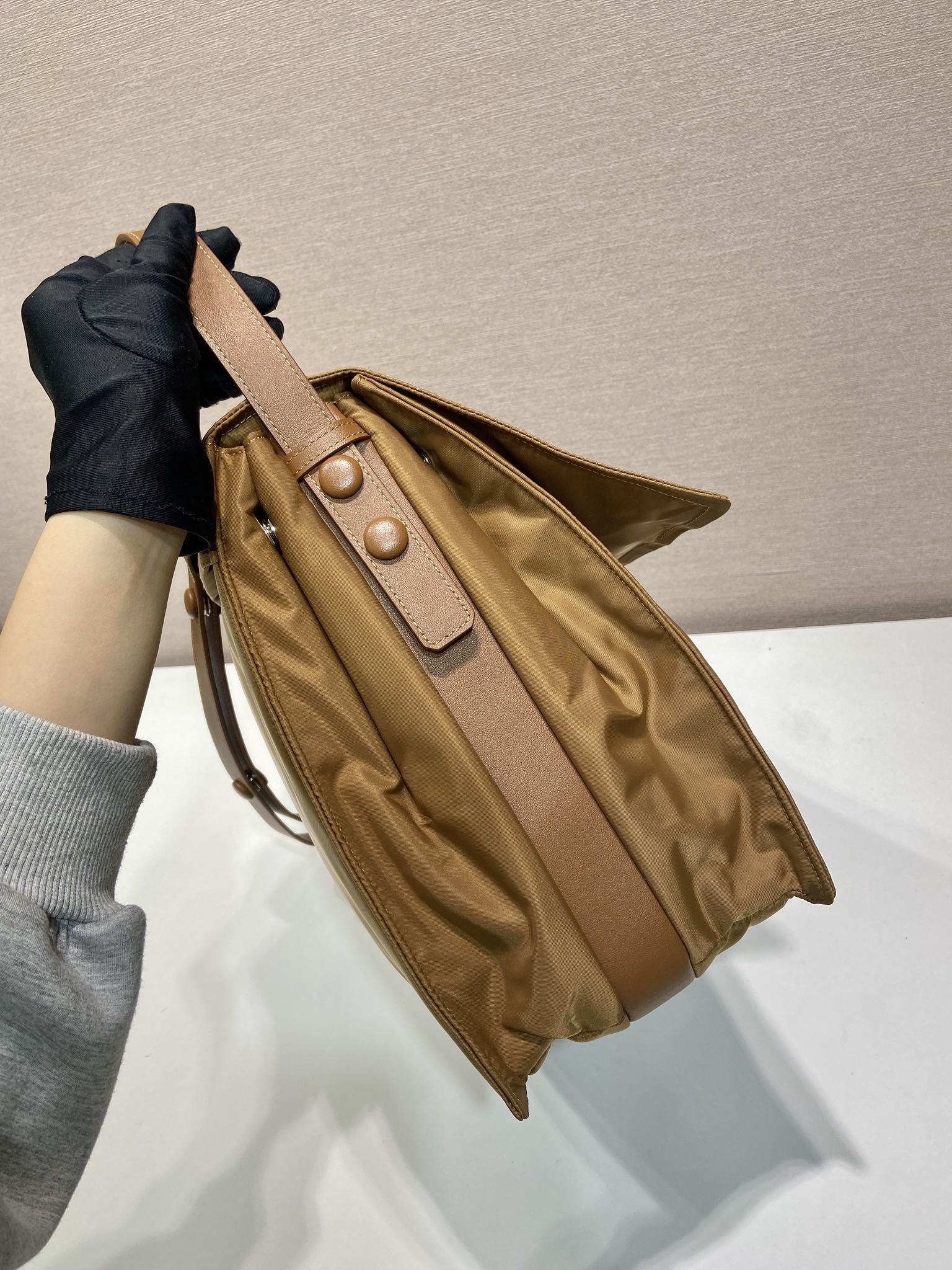 普拉达 PRADA Re-Nylon 复古三角形 邮差包 单肩包 斜挎包 驼棕色 F0 1BD256