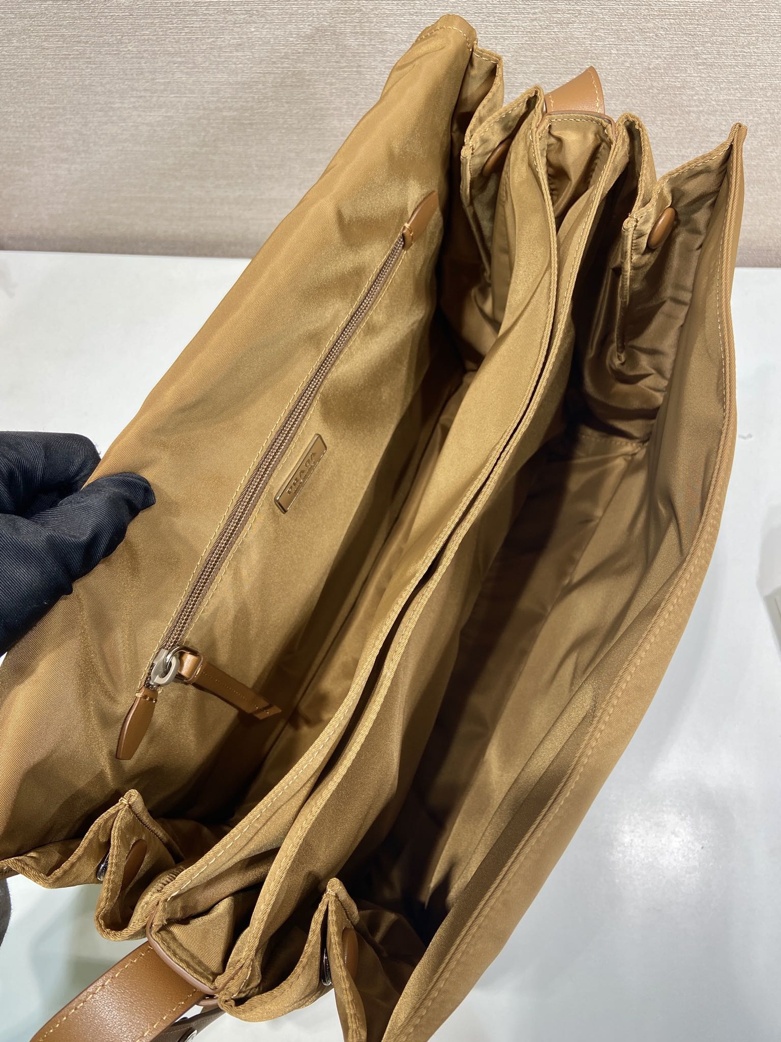普拉达 PRADA Re-Nylon 复古三角形 邮差包 单肩包 斜挎包 驼棕色 F0 1BD256