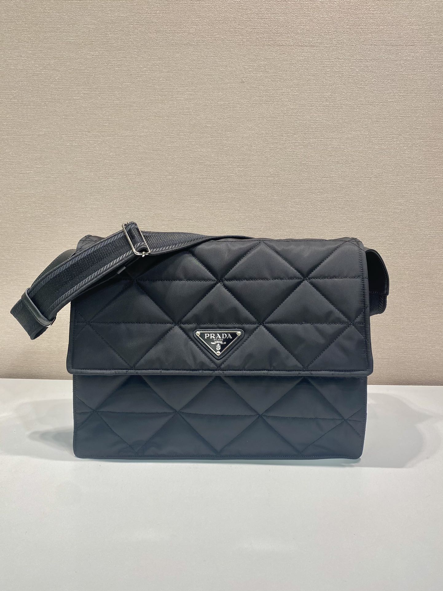 普拉达 PRADA Re-Nylon 复古三角形 邮差包 单肩包 斜挎包 三角黑色 F0 1BD256
