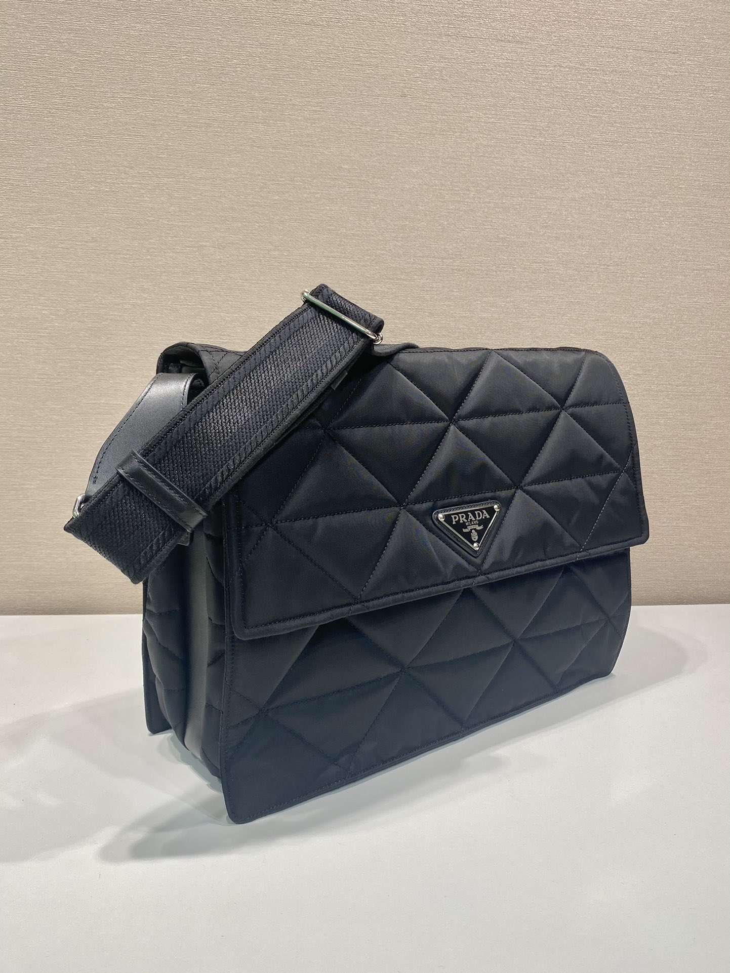 普拉达 PRADA Re-Nylon 复古三角形 邮差包 单肩包 斜挎包 三角黑色 F0 1BD256