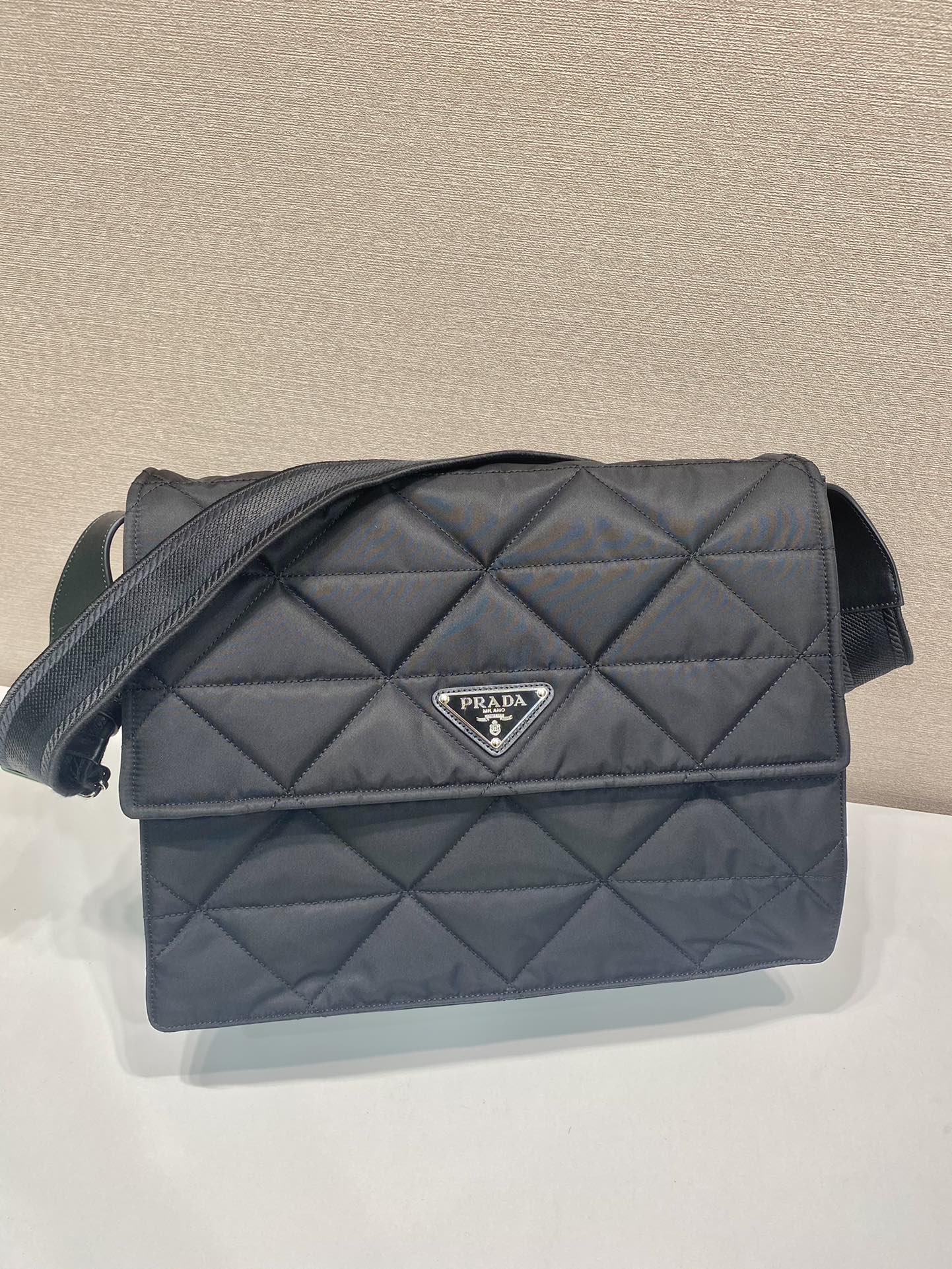 普拉达 PRADA Re-Nylon 复古三角形 邮差包 单肩包 斜挎包 三角黑色 F0 1BD256