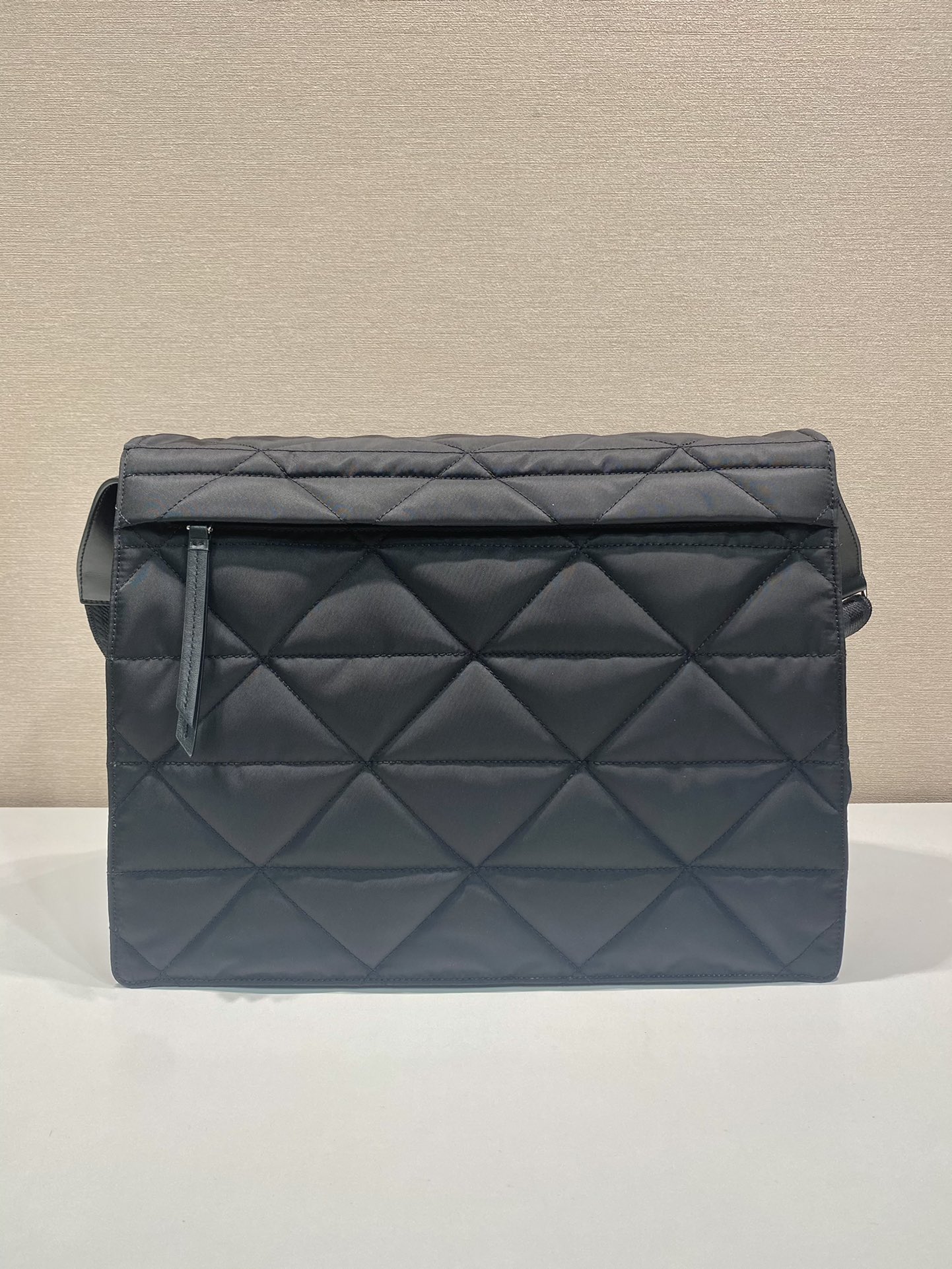 普拉达 PRADA Re-Nylon 复古三角形 邮差包 单肩包 斜挎包 三角黑色 F0 1BD256