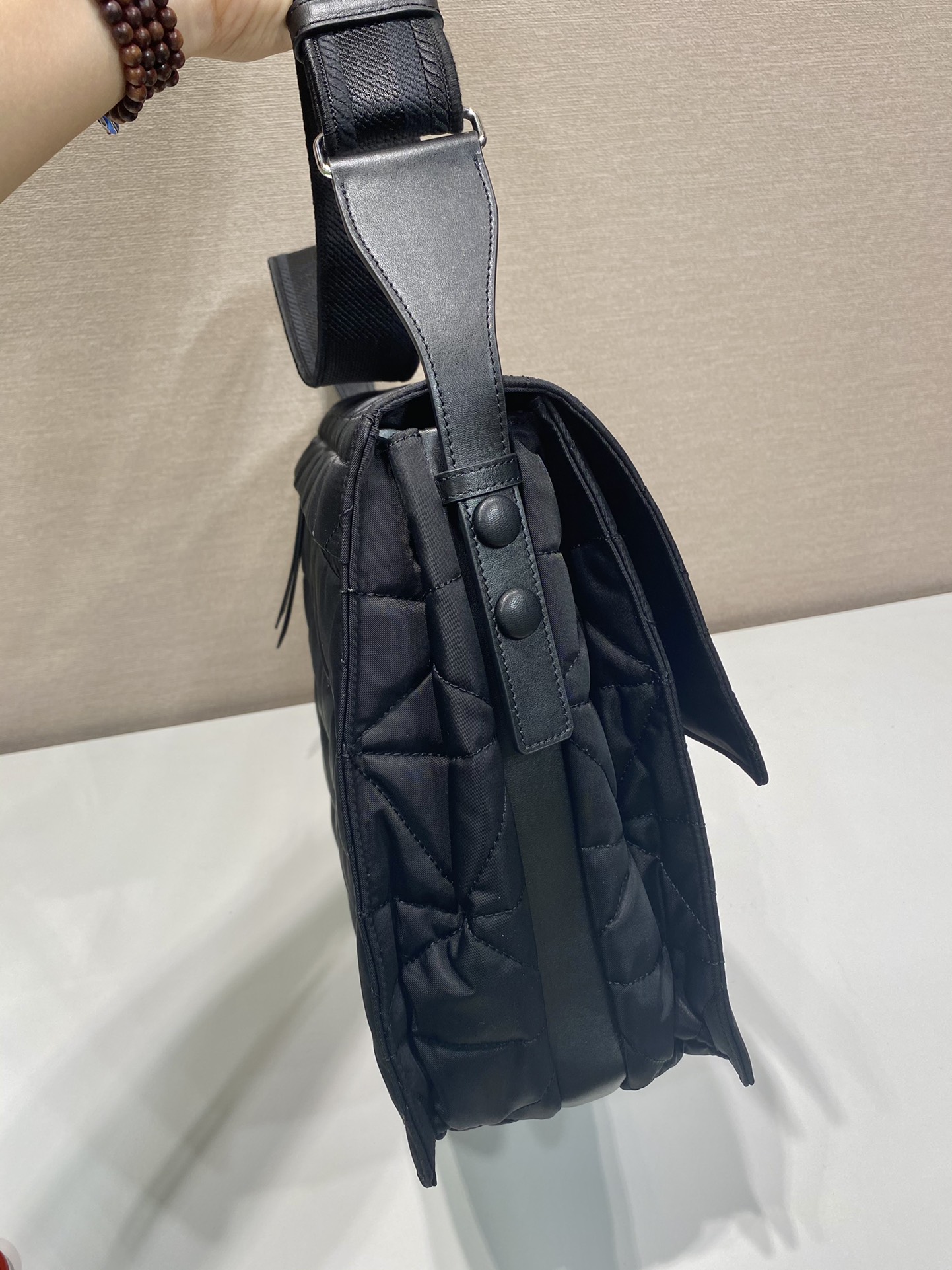 普拉达 PRADA Re-Nylon 复古三角形 邮差包 单肩包 斜挎包 三角黑色 F0 1BD256
