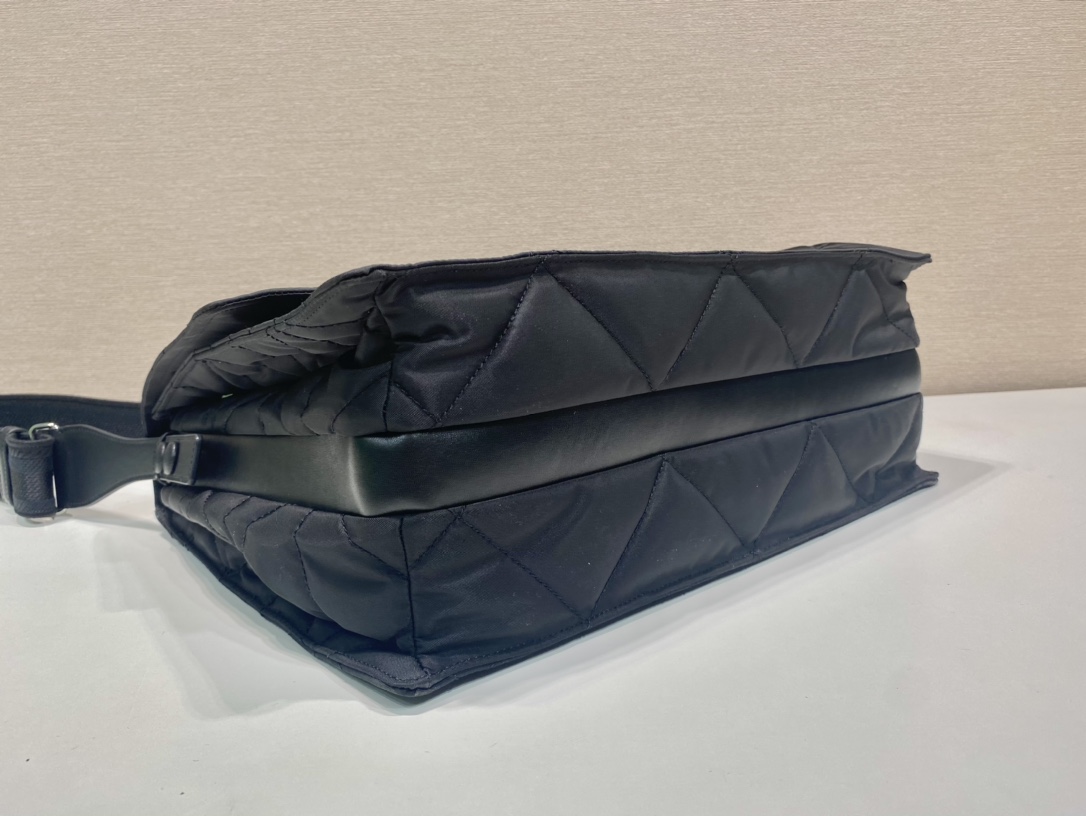 普拉达 PRADA Re-Nylon 复古三角形 邮差包 单肩包 斜挎包 三角黑色 F0 1BD256