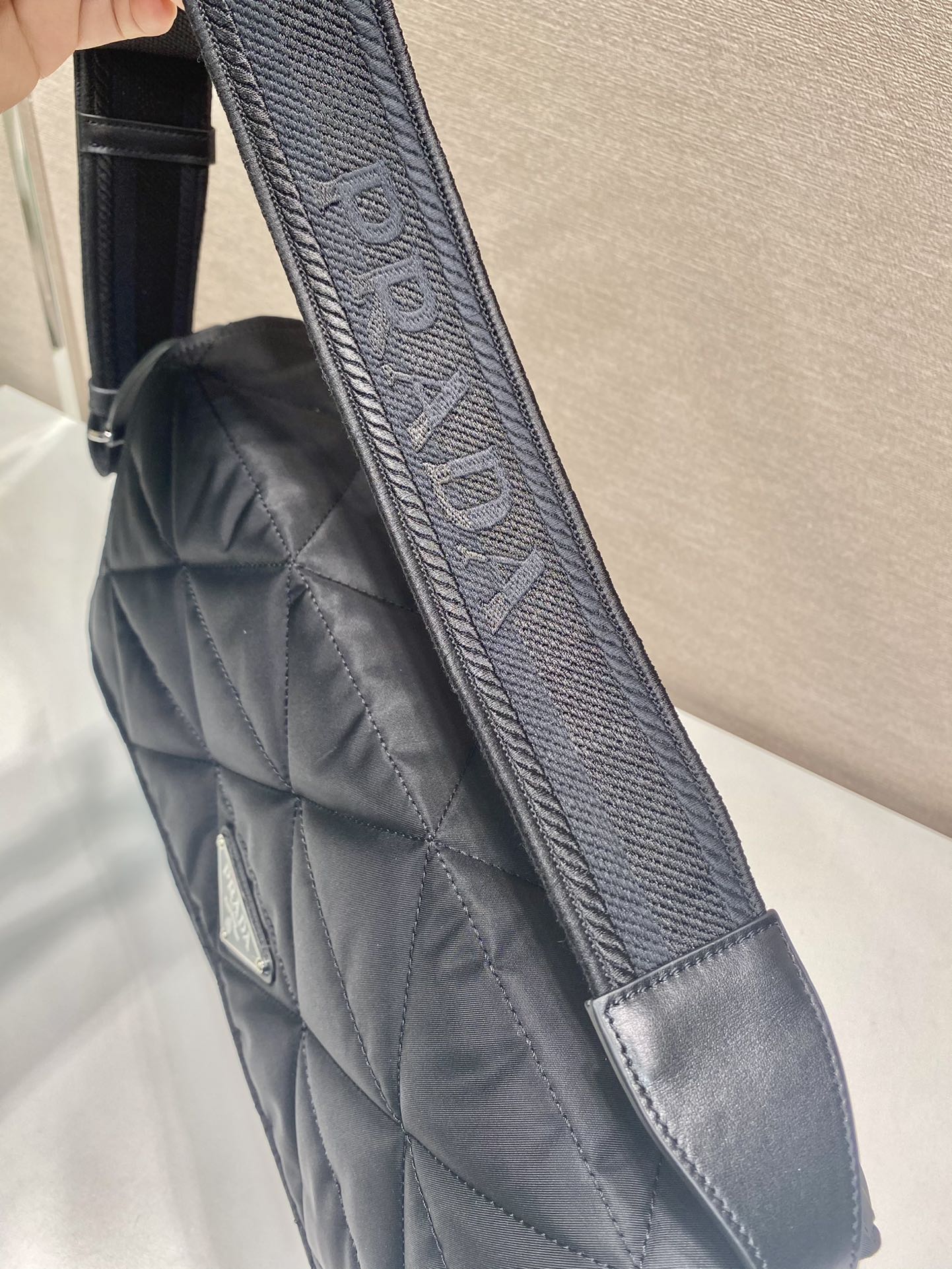 普拉达 PRADA Re-Nylon 复古三角形 邮差包 单肩包 斜挎包 三角黑色 F0 1BD256