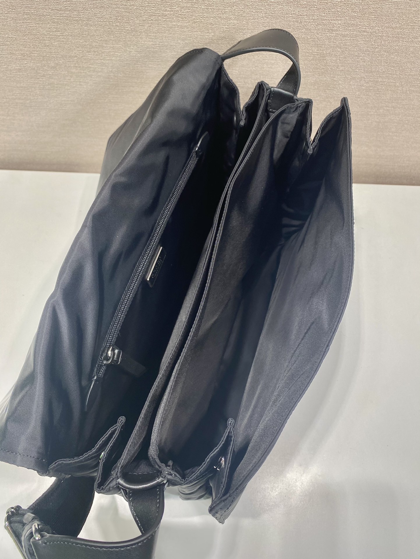 普拉达 PRADA Re-Nylon 复古三角形 邮差包 单肩包 斜挎包 三角黑色 F0 1BD256