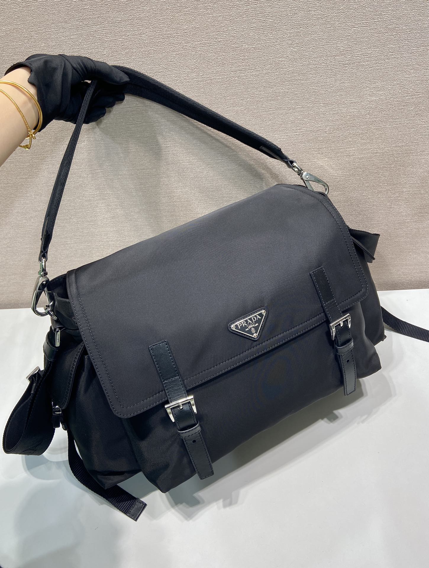 普拉达 PRADA Re-Nylon 复古三角形 邮差包 单肩包 斜挎包 黑色 F0 2VD082_2DW3_F0002