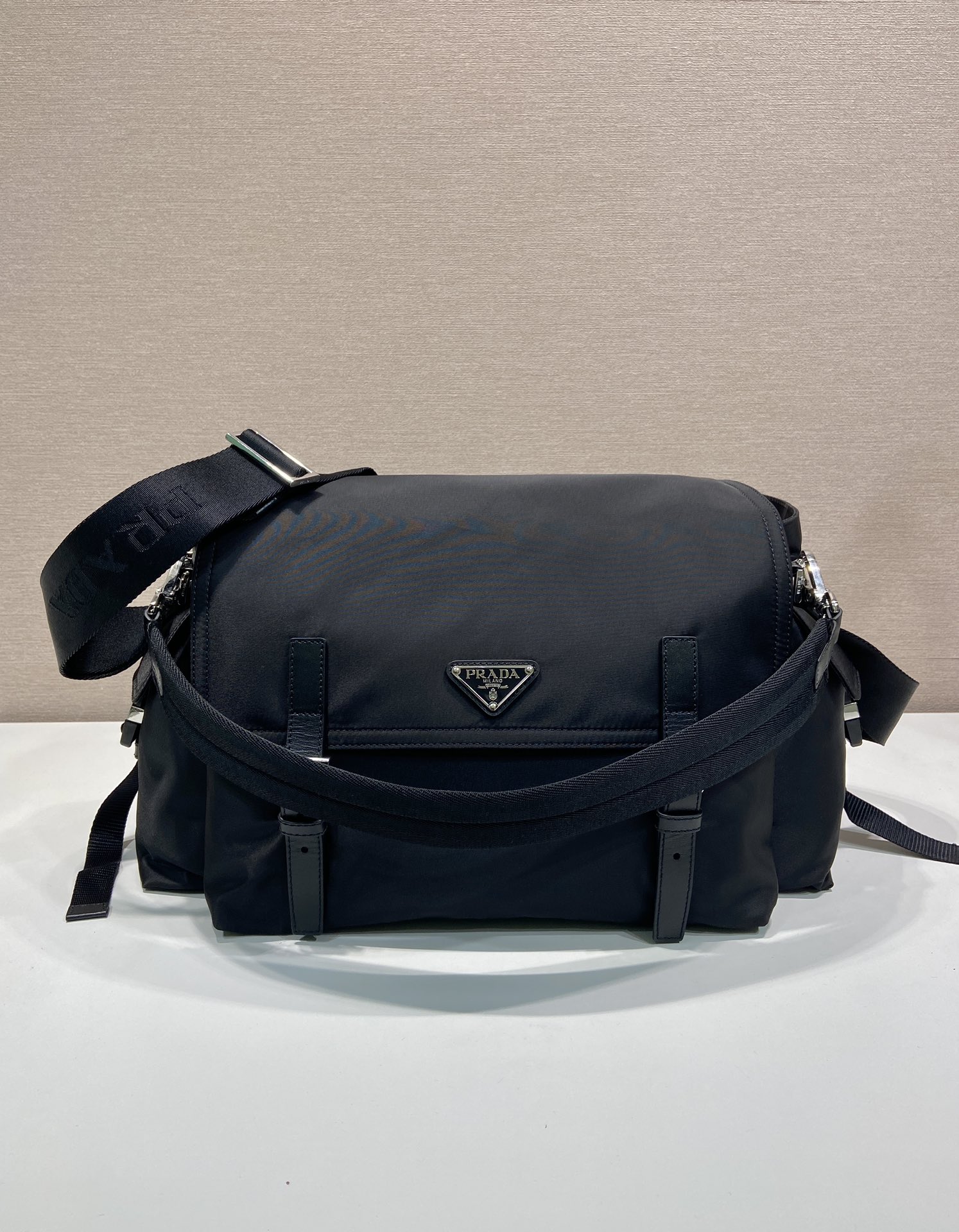 普拉达 PRADA Re-Nylon 复古三角形 邮差包 单肩包 斜挎包 黑色 F0 2VD082_2DW3_F0002