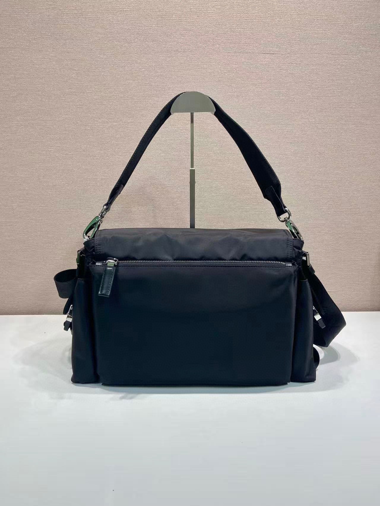 普拉达 PRADA Re-Nylon 复古三角形 邮差包 单肩包 斜挎包 黑色 F0 2VD082_2DW3_F0002