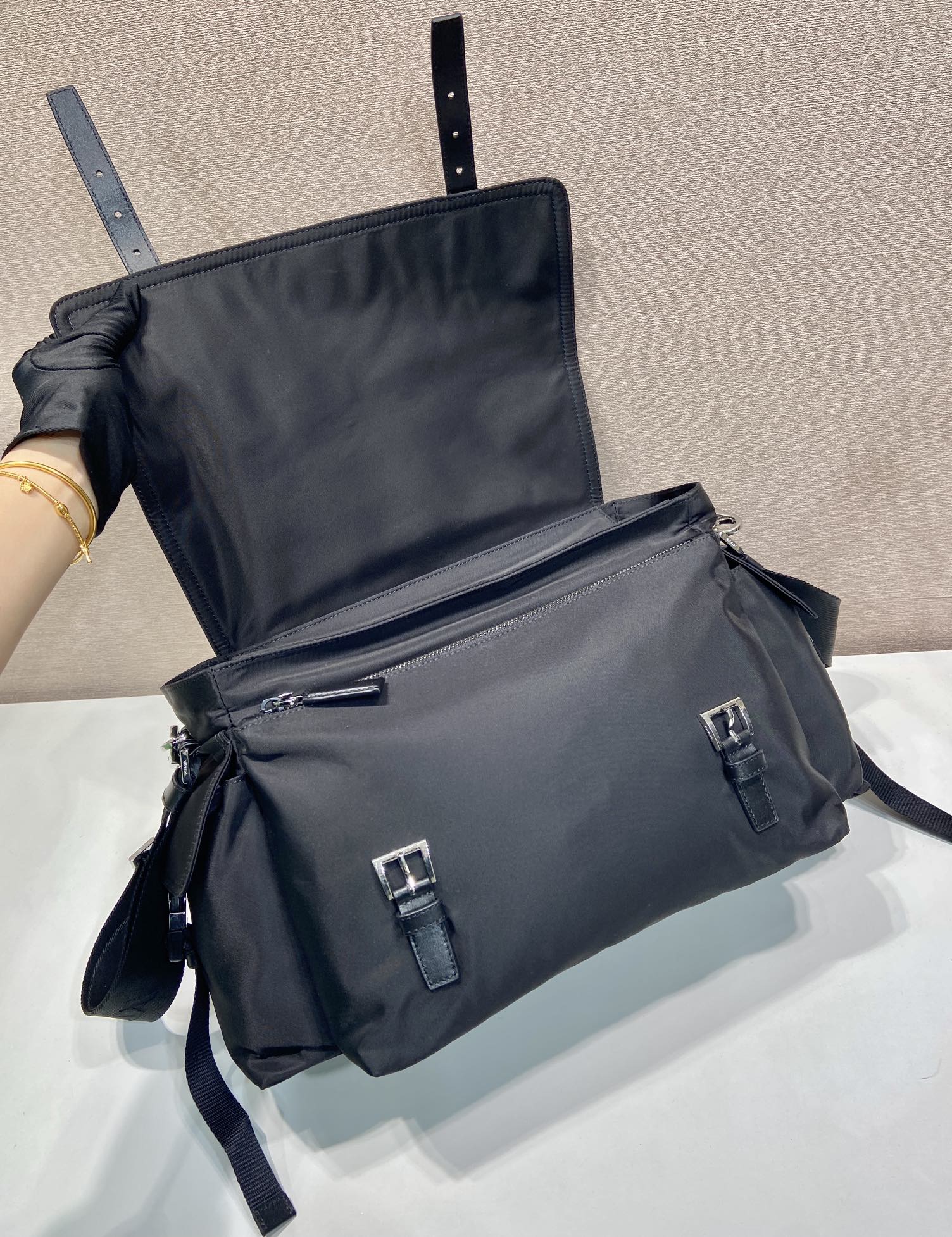 普拉达 PRADA Re-Nylon 复古三角形 邮差包 单肩包 斜挎包 黑色 F0 2VD082_2DW3_F0002