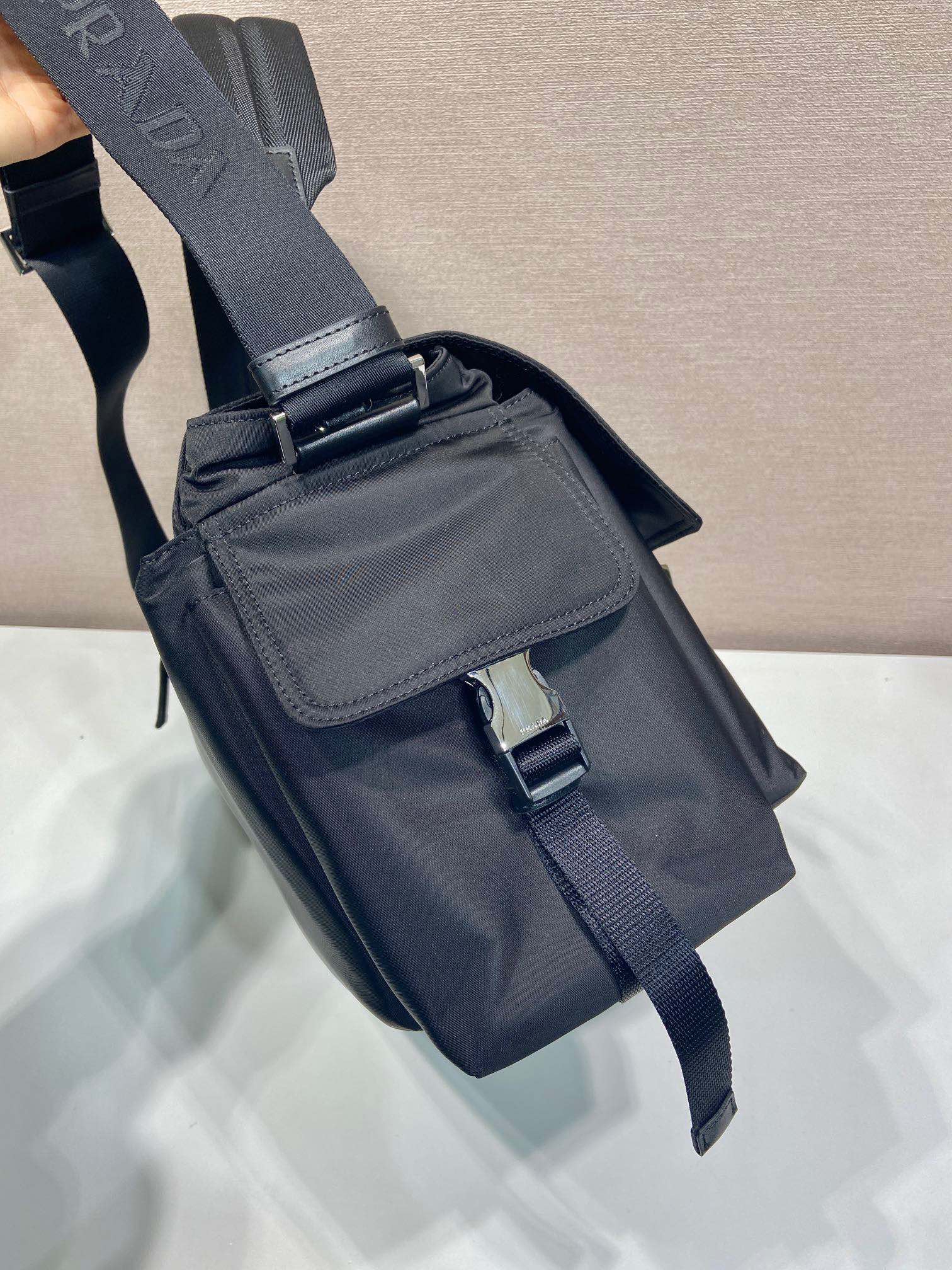 普拉达 PRADA Re-Nylon 复古三角形 邮差包 单肩包 斜挎包 黑色 F0 2VD082_2DW3_F0002