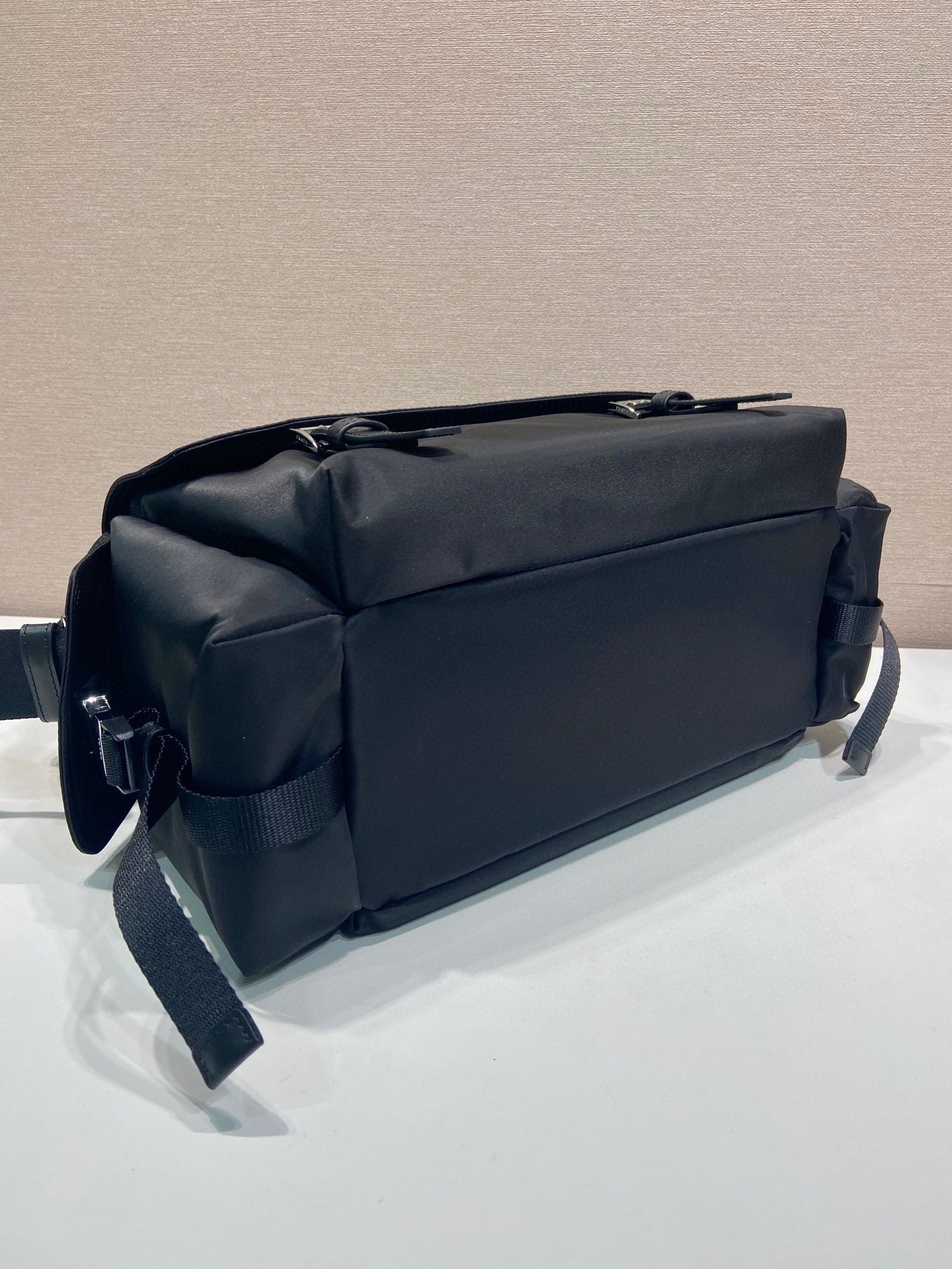 普拉达 PRADA Re-Nylon 复古三角形 邮差包 单肩包 斜挎包 黑色 F0 2VD082_2DW3_F0002