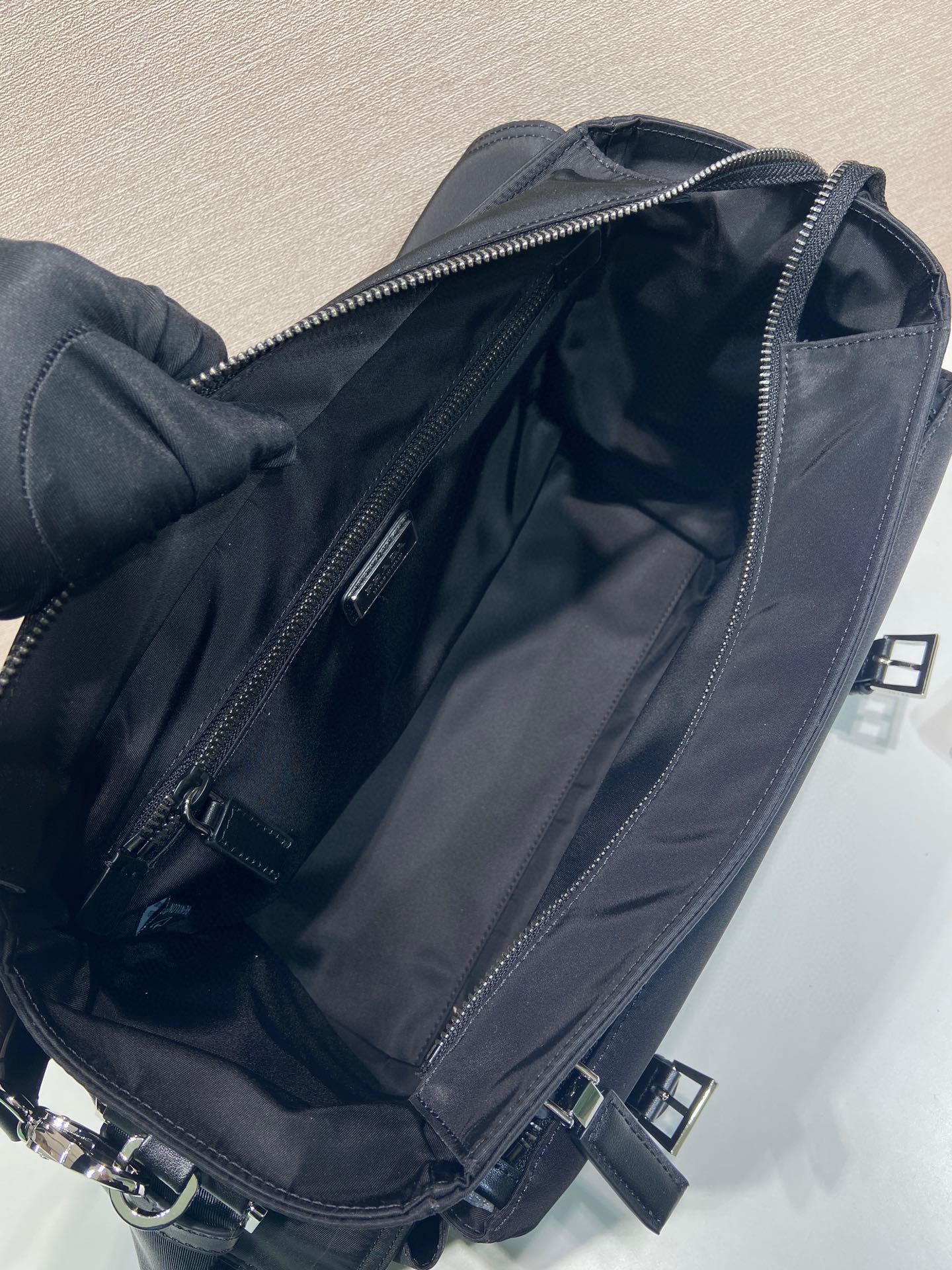 普拉达 PRADA Re-Nylon 复古三角形 邮差包 单肩包 斜挎包 黑色 F0 2VD082_2DW3_F0002