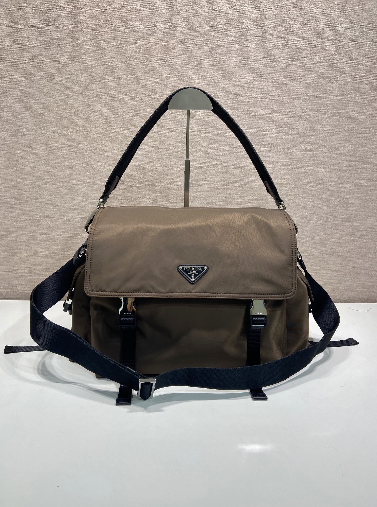 普拉达 PRADA Re-Nylon 复古三角形 邮差包 单肩包 斜挎包 咖啡棕 F0 2VD082_2DW3_F0038_V_OOO