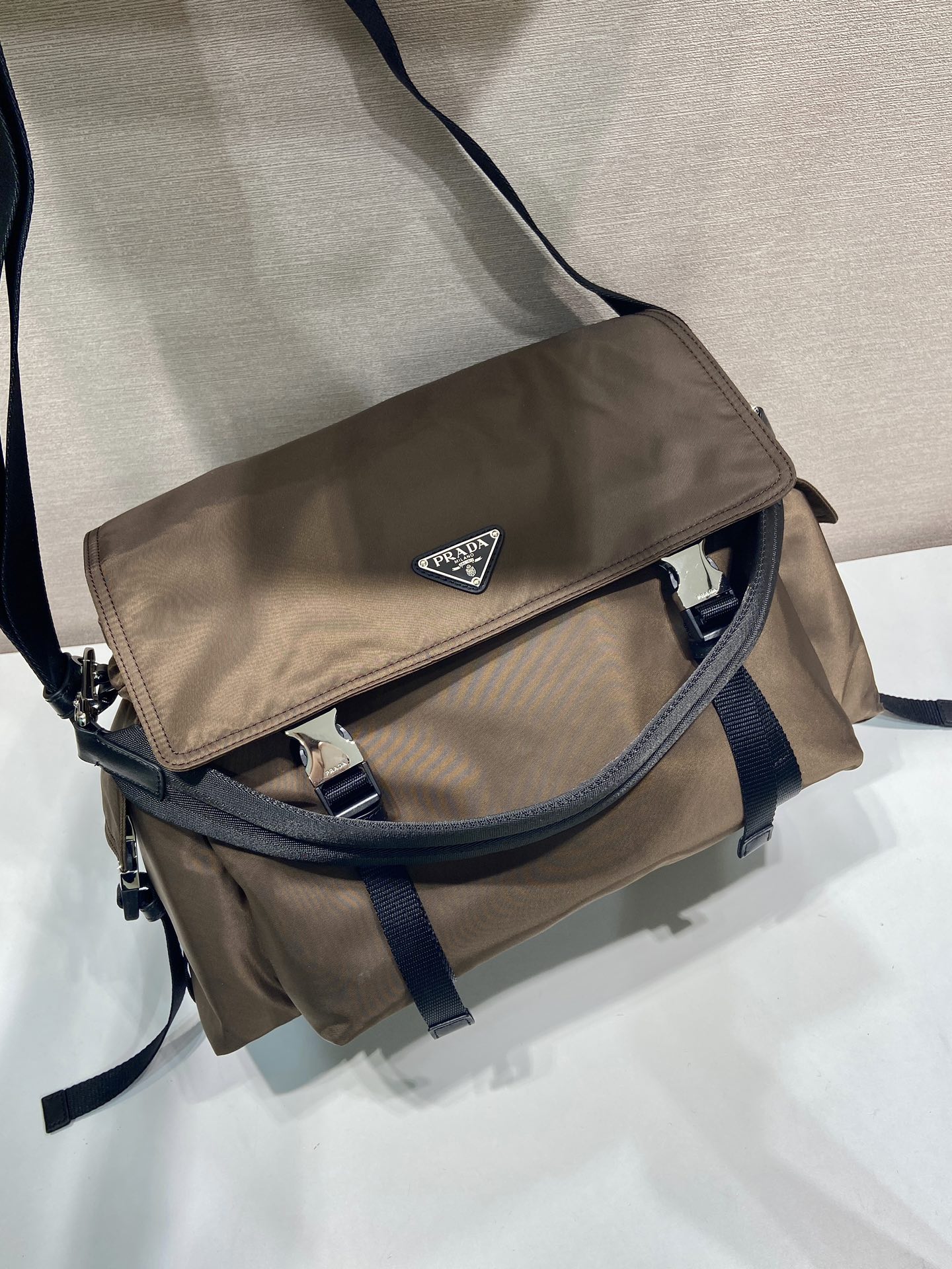 普拉达 PRADA Re-Nylon 复古三角形 邮差包 单肩包 斜挎包 咖啡棕 F0 2VD082_2DW3_F0038_V_OOO