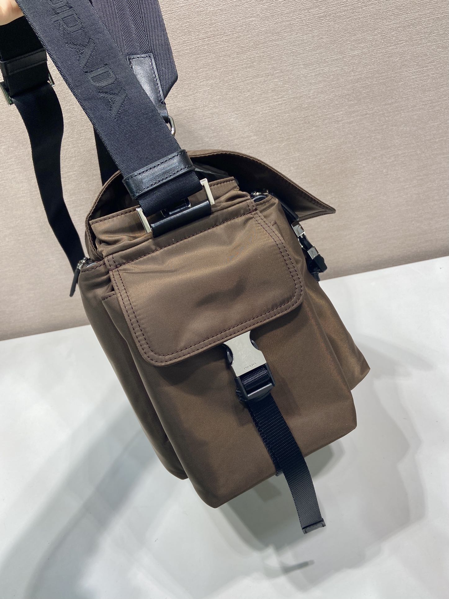 普拉达 PRADA Re-Nylon 复古三角形 邮差包 单肩包 斜挎包 咖啡棕 F0 2VD082_2DW3_F0038_V_OOO
