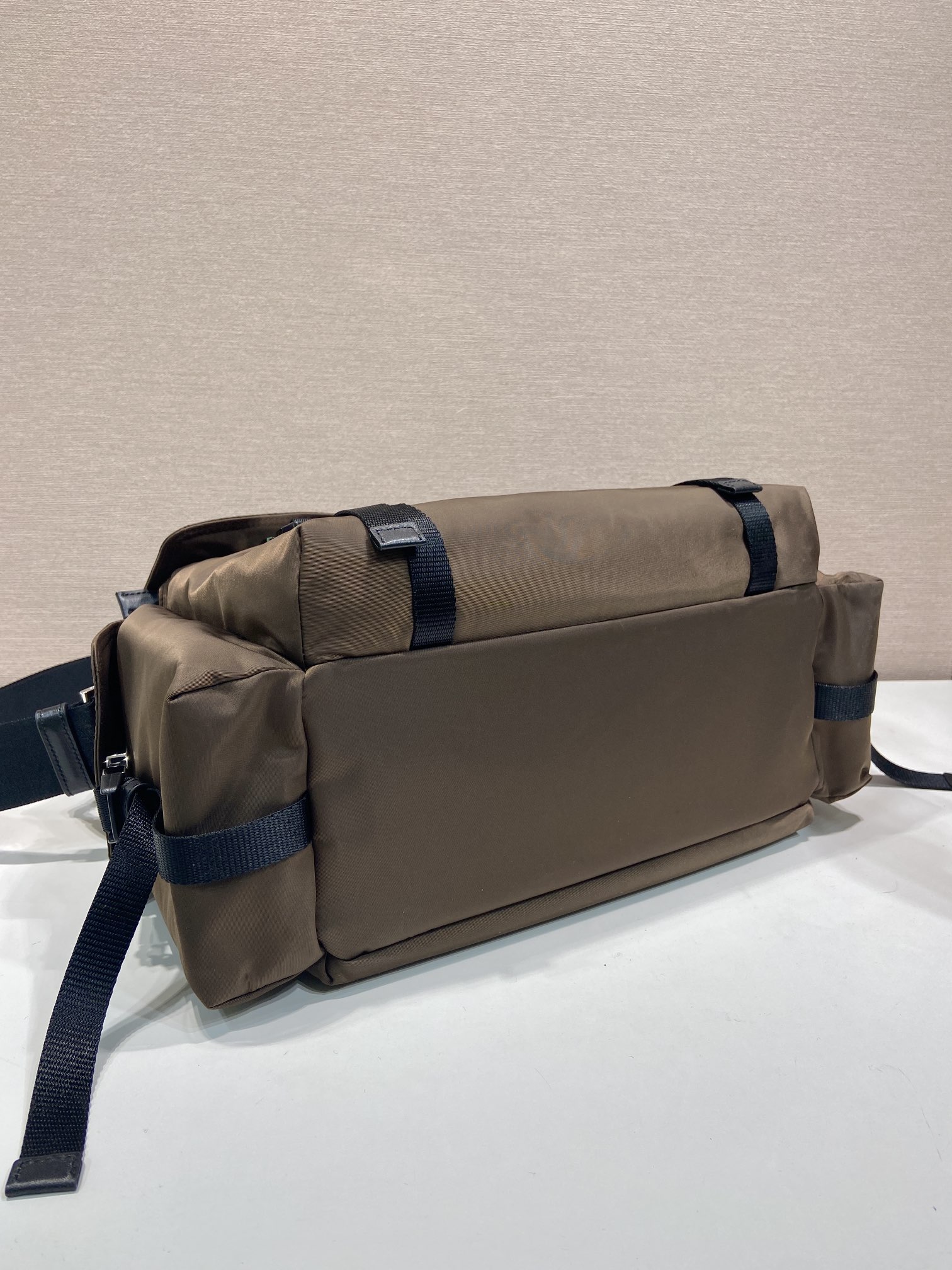 普拉达 PRADA Re-Nylon 复古三角形 邮差包 单肩包 斜挎包 咖啡棕 F0 2VD082_2DW3_F0038_V_OOO