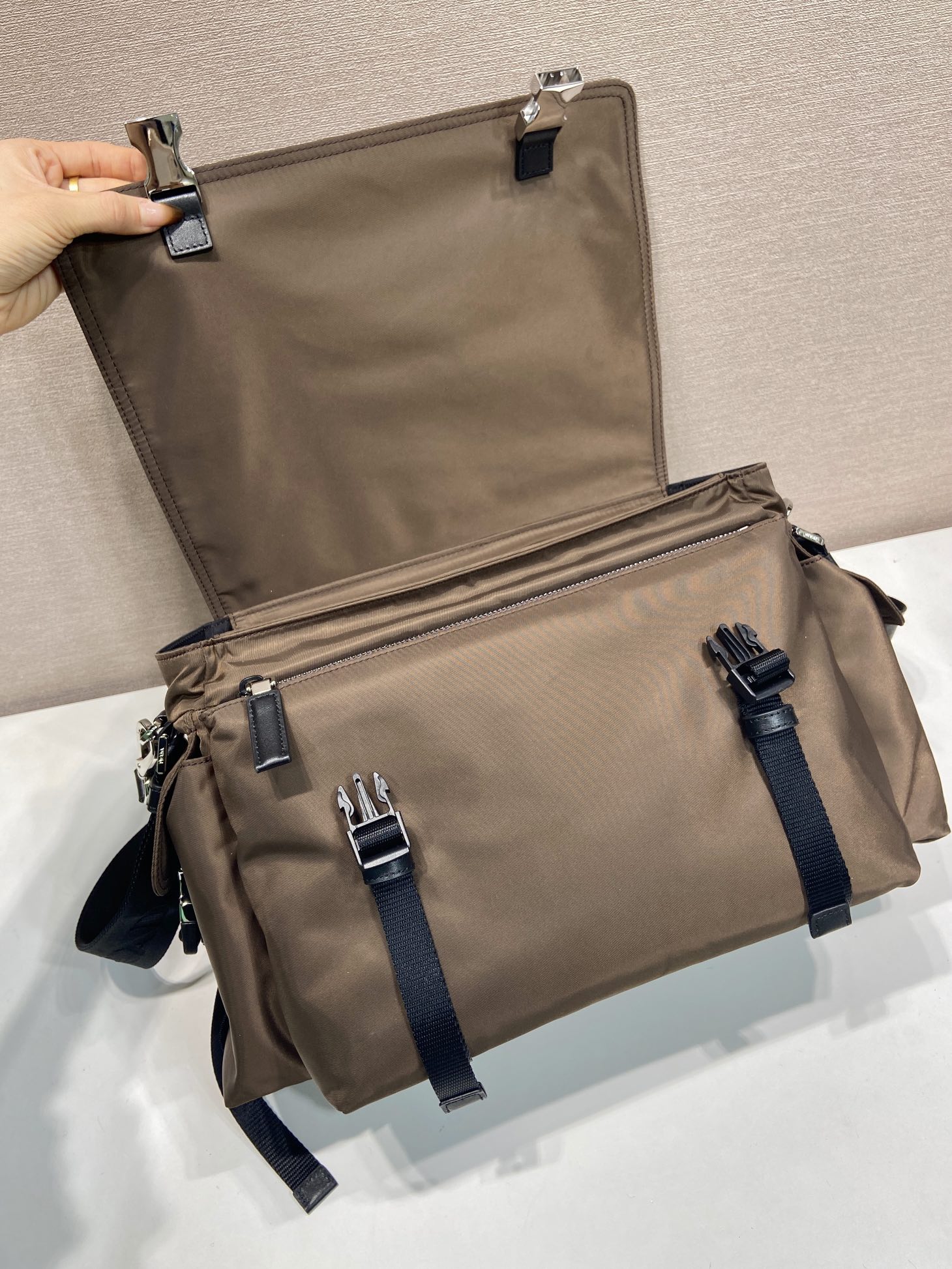 普拉达 PRADA Re-Nylon 复古三角形 邮差包 单肩包 斜挎包 咖啡棕 F0 2VD082_2DW3_F0038_V_OOO