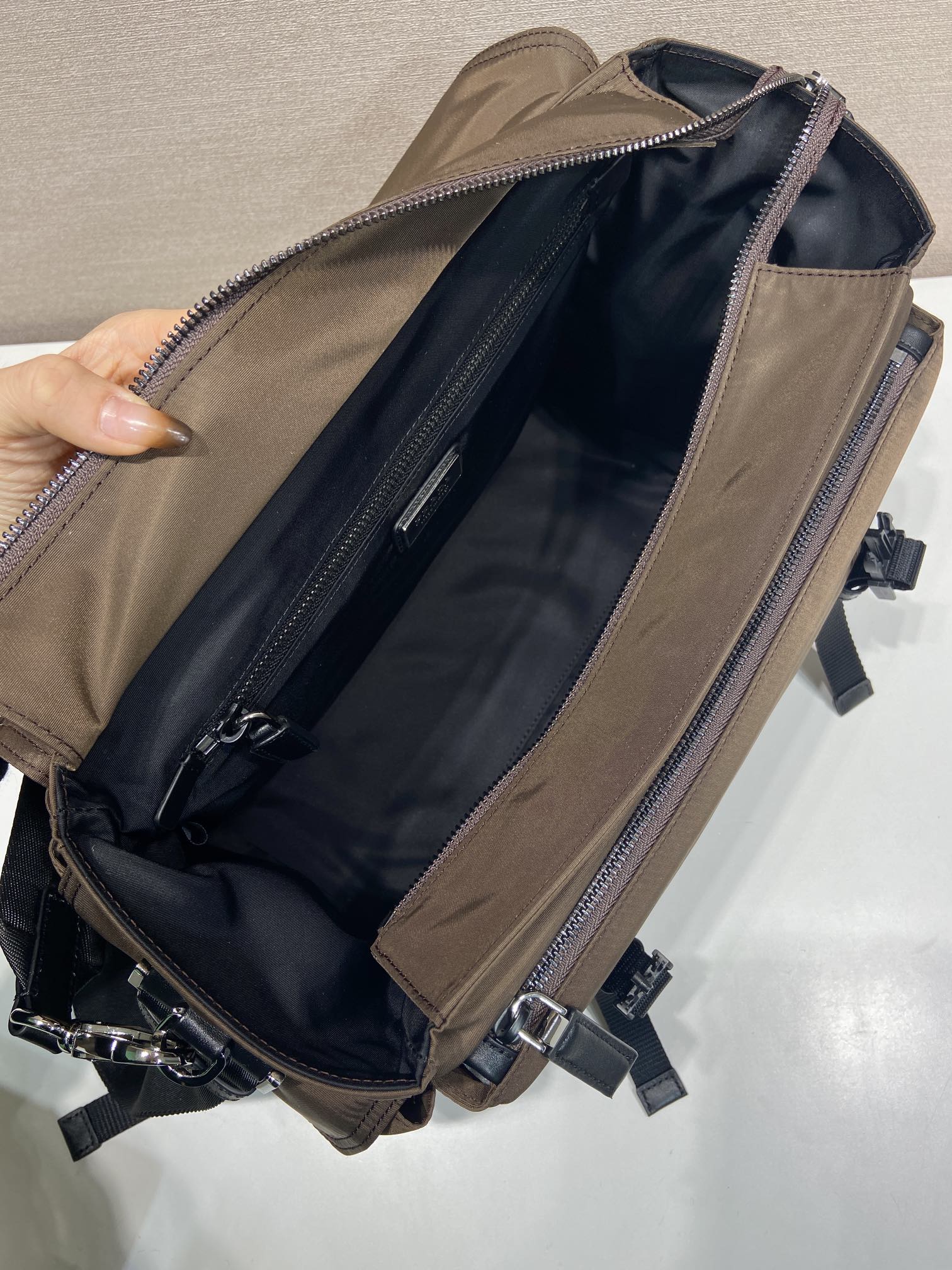 普拉达 PRADA Re-Nylon 复古三角形 邮差包 单肩包 斜挎包 咖啡棕 F0 2VD082_2DW3_F0038_V_OOO