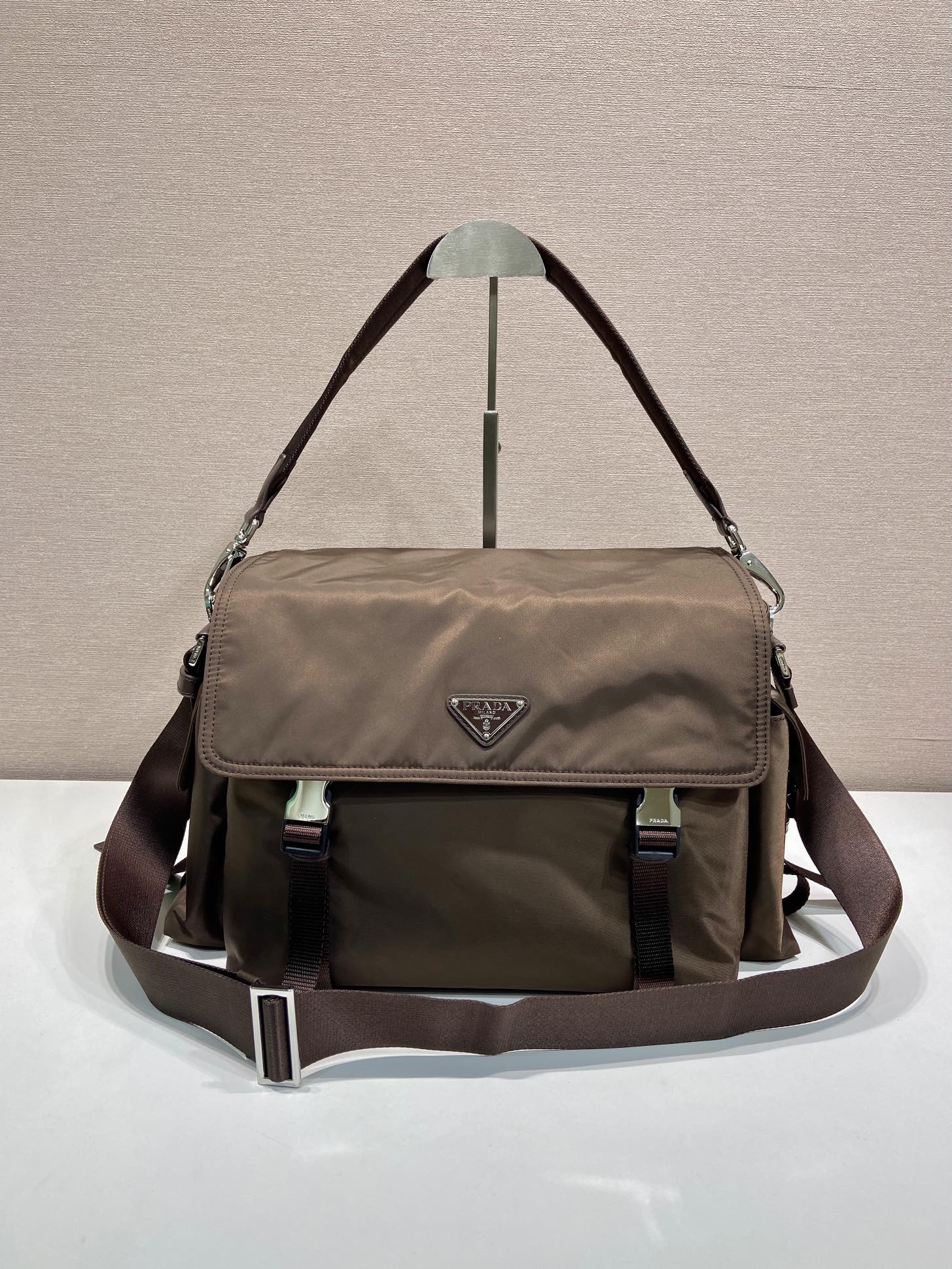 large 普拉达 PRADA  Re-Nylon 三角标 单肩手提包 尼龙  F0棕色  2VD082 