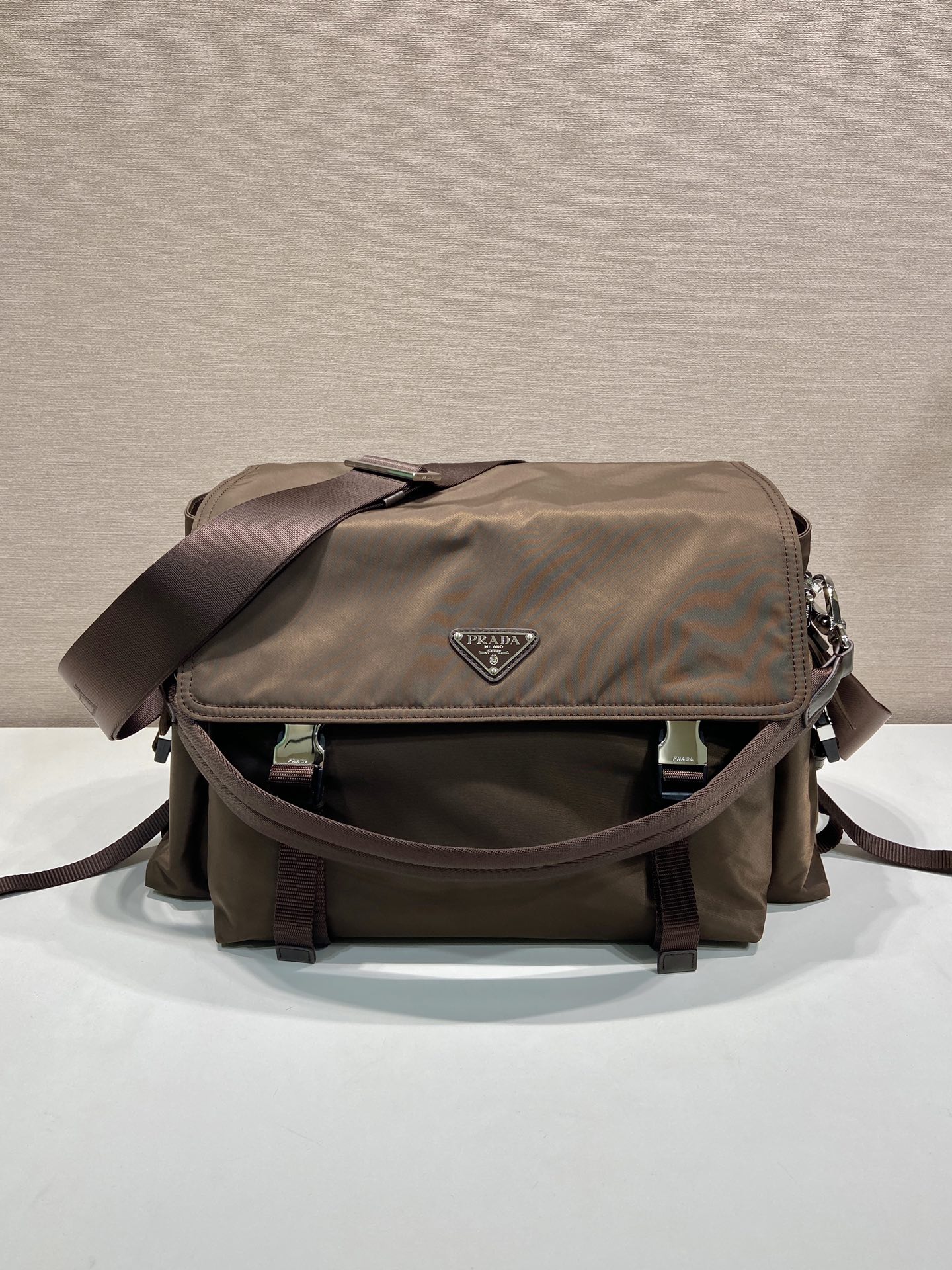 普拉达 PRADA Re-Nylon 复古三角形 邮差包 单肩包 斜挎包 棕色  F0 2VD082 