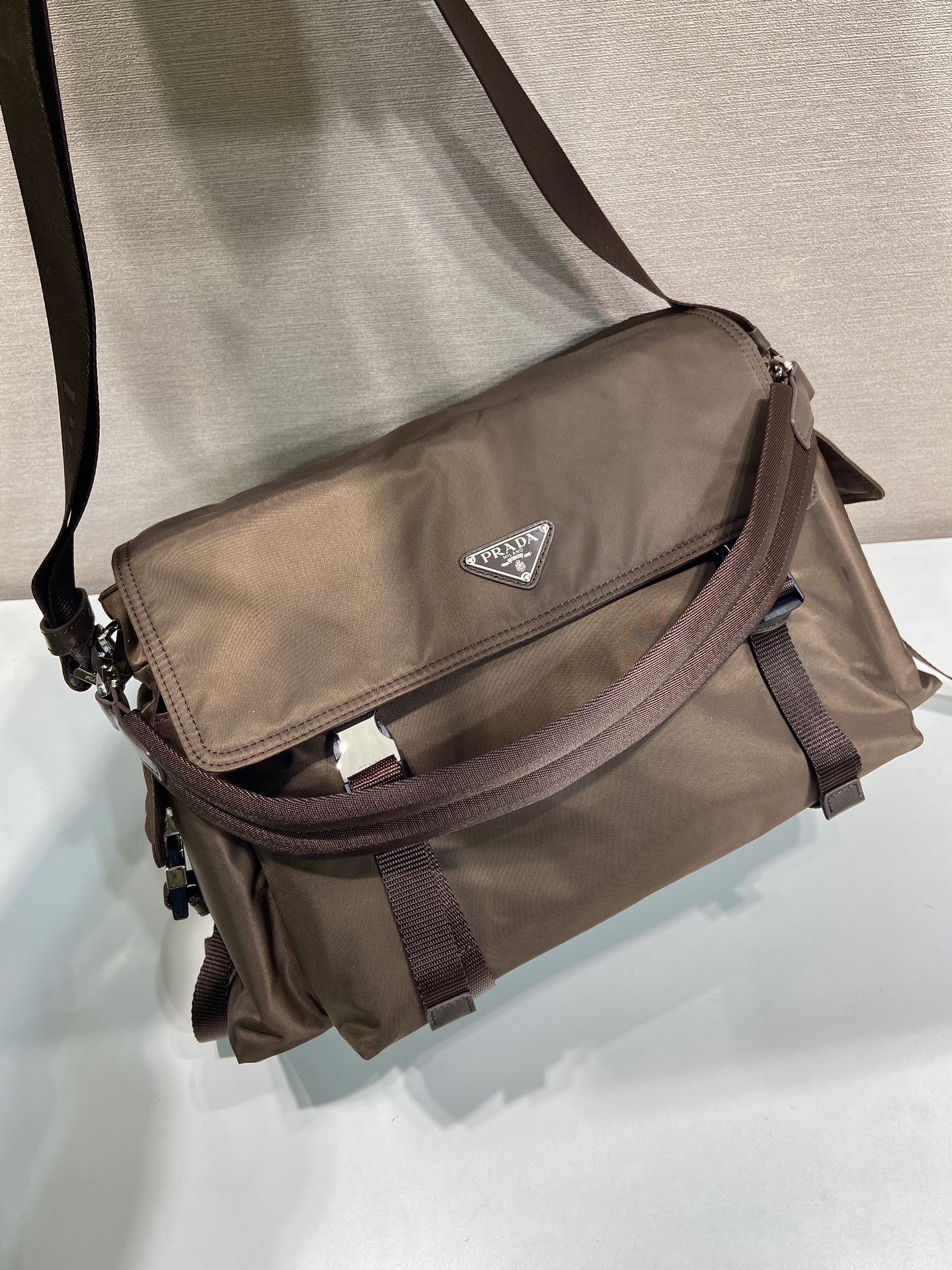 普拉达 PRADA Re-Nylon 复古三角形 邮差包 单肩包 斜挎包 棕色  F0 2VD082 