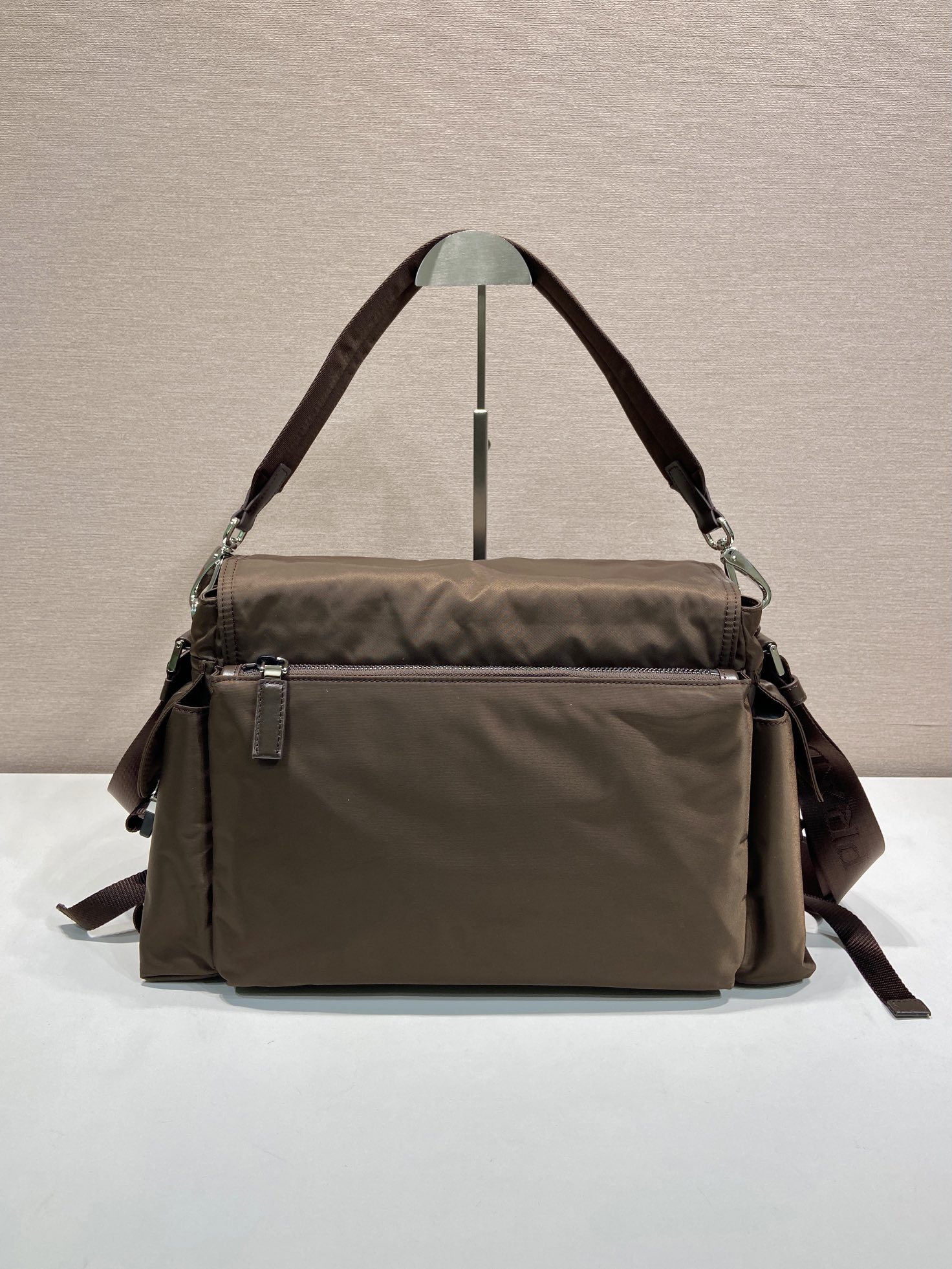 普拉达 PRADA Re-Nylon 复古三角形 邮差包 单肩包 斜挎包 棕色  F0 2VD082 