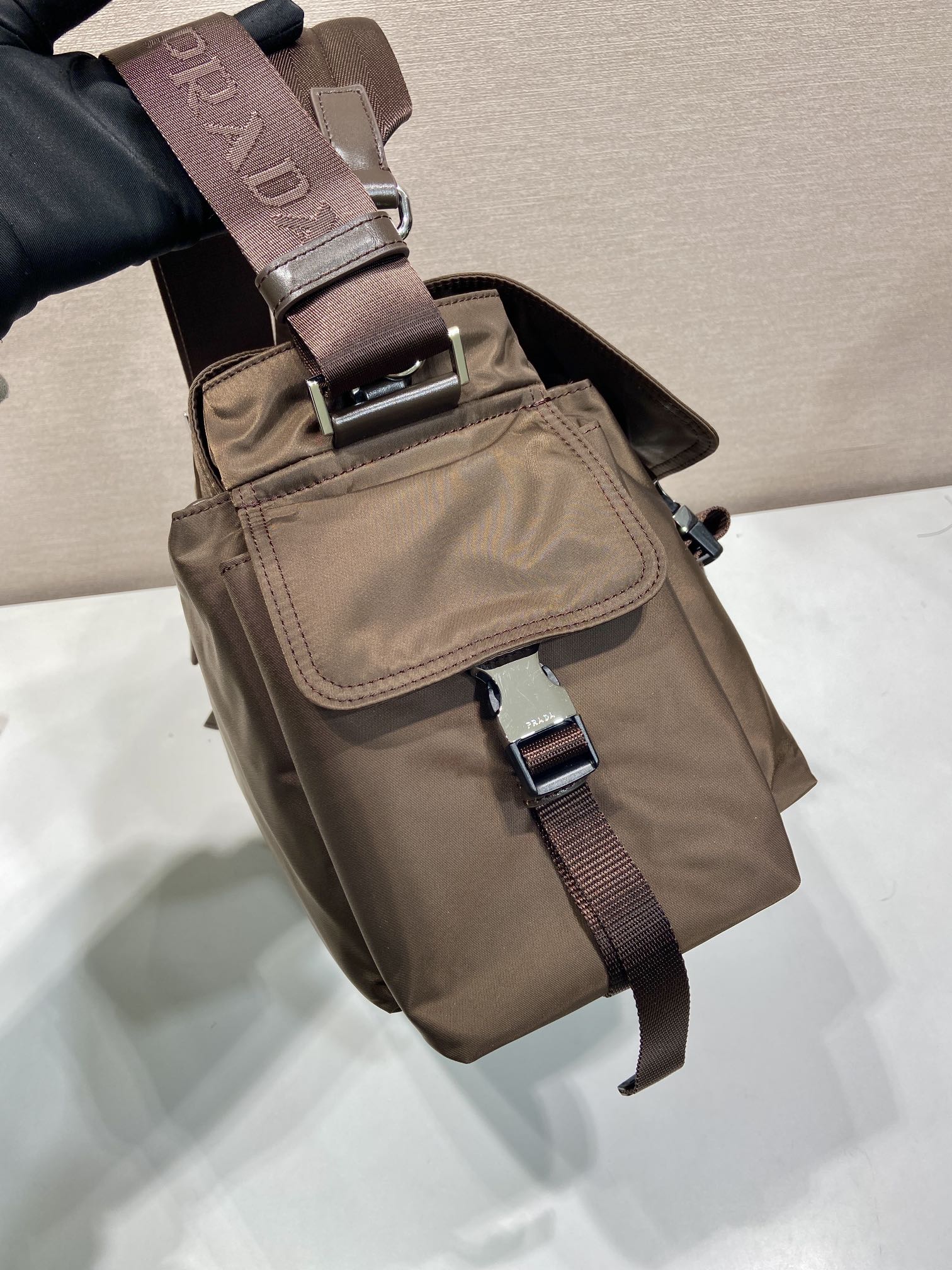 普拉达 PRADA Re-Nylon 复古三角形 邮差包 单肩包 斜挎包 棕色  F0 2VD082 